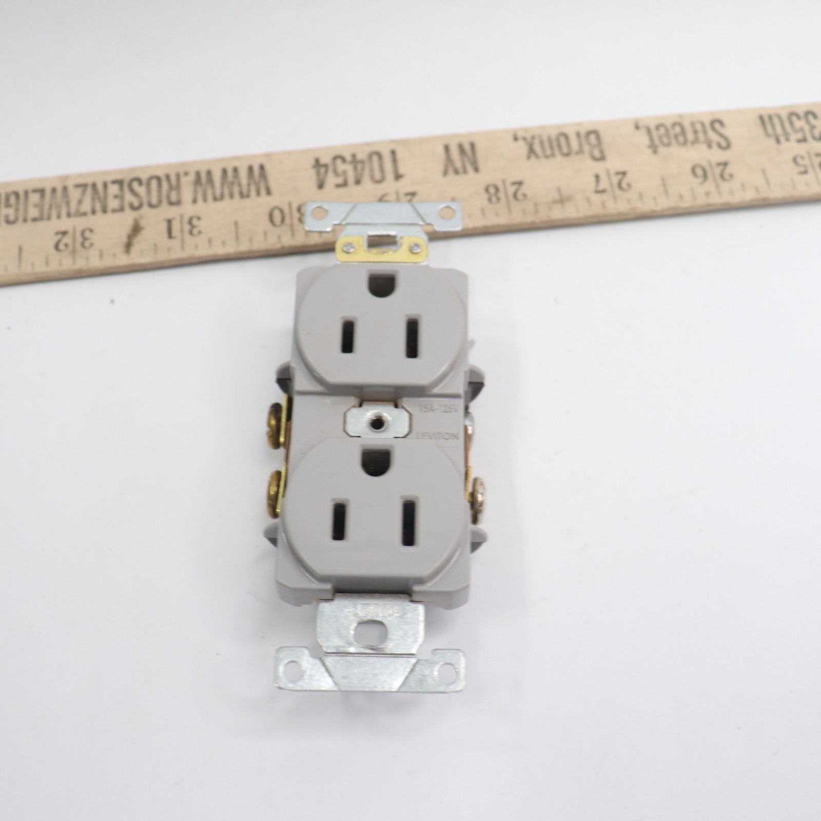 Leviton Narrow-Body Duplex Outlet Gray Industrial Grade 15A-125V R73-5252-GS