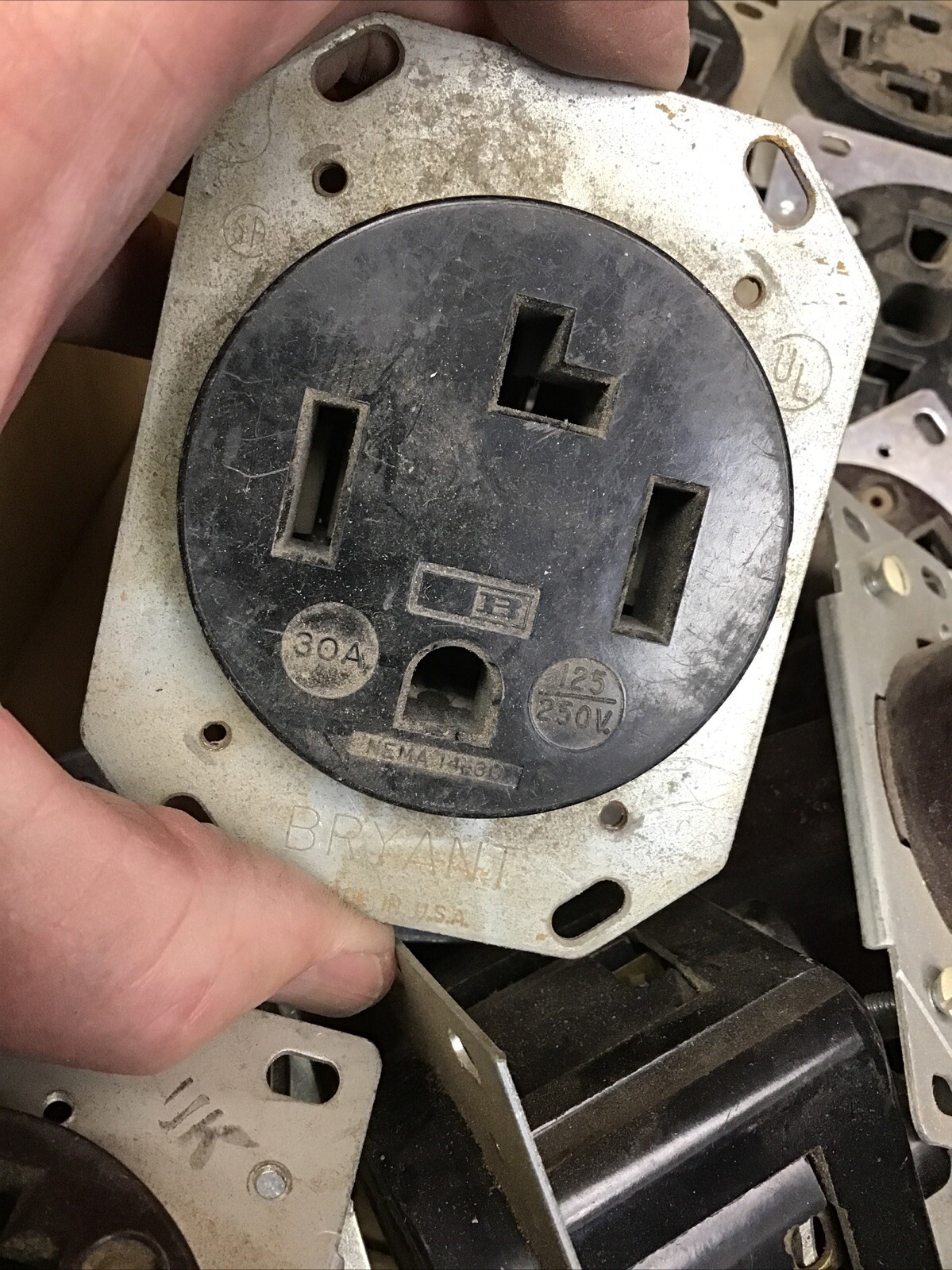 1 Receptacle Outlets 30A 125/250V NEMA 14-30R 3-Pole 4-Wire Grounding