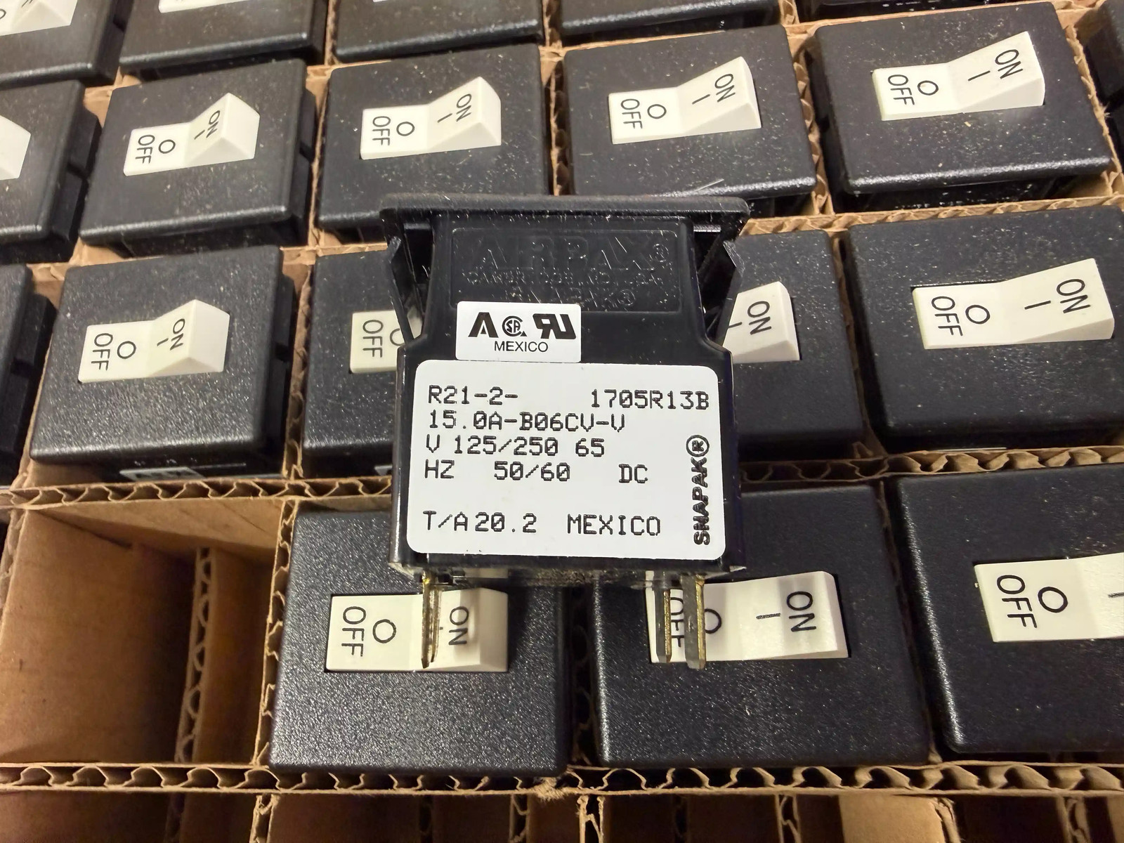 Lot of 30 Sensata Airpax SNAPAK Magnetic Circuit Breakers R21-2-15.0A-B06CV-V