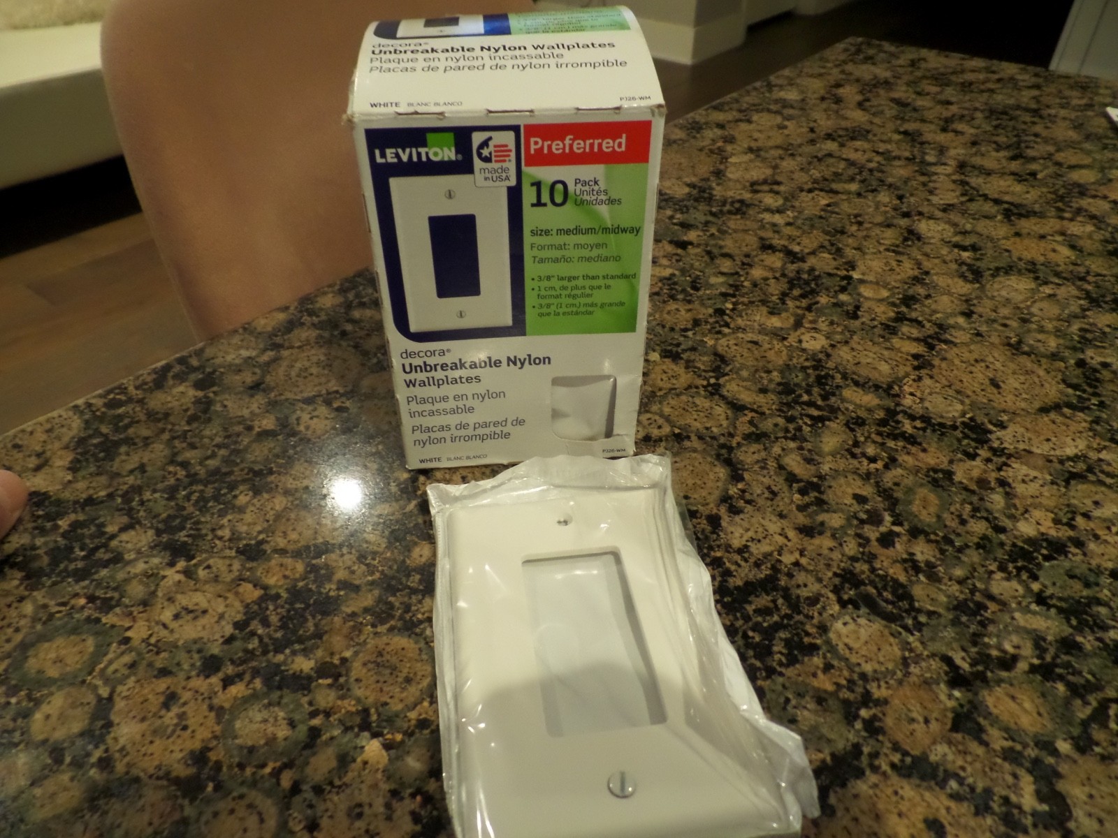 BOX OF (9) Leviton Decora Unbreakable Nylon Wallplates (White) SIZE: MED MIDWAY
