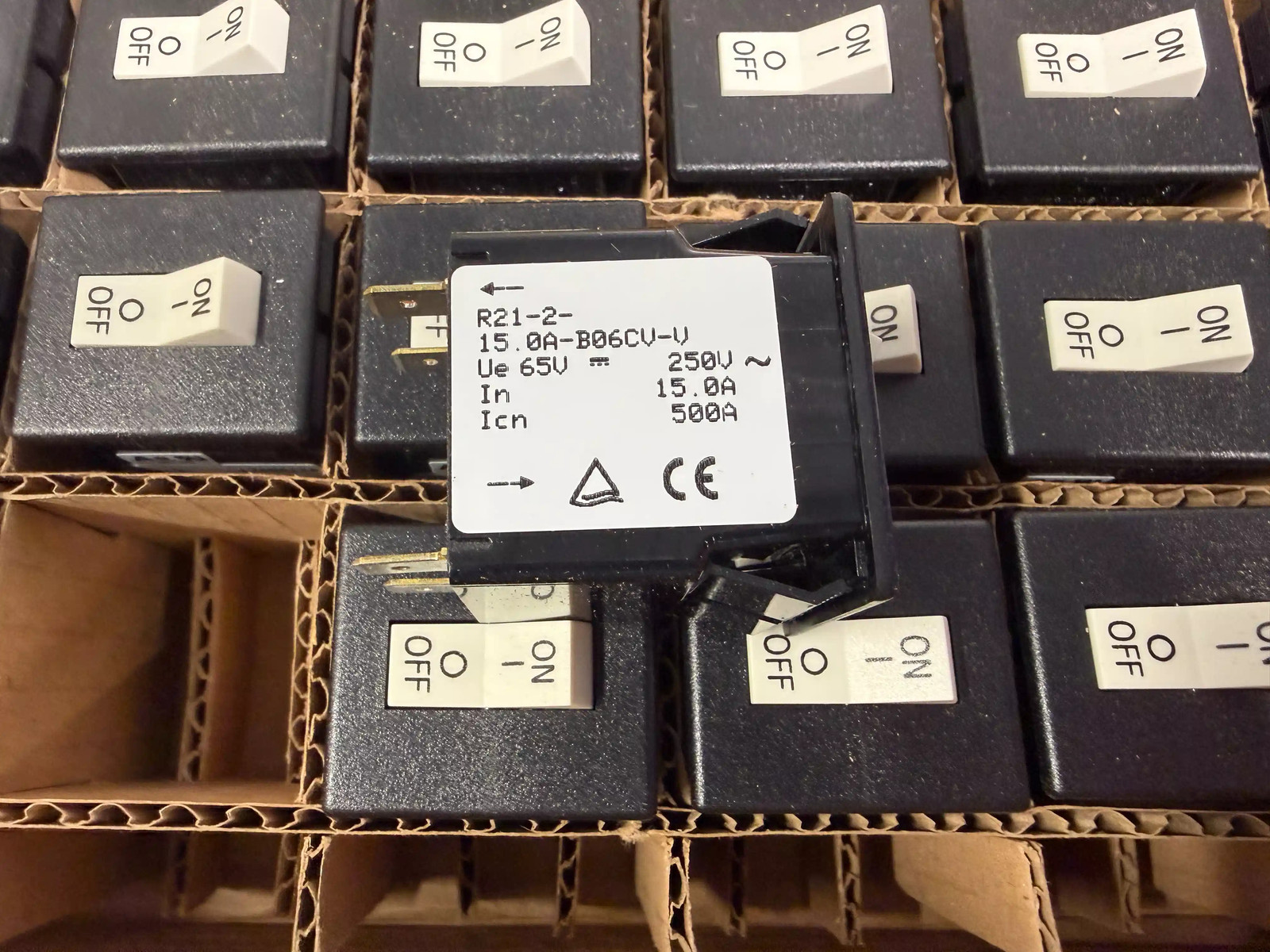 Lot of 30 Sensata Airpax SNAPAK Magnetic Circuit Breakers R21-2-15.0A-B06CV-V