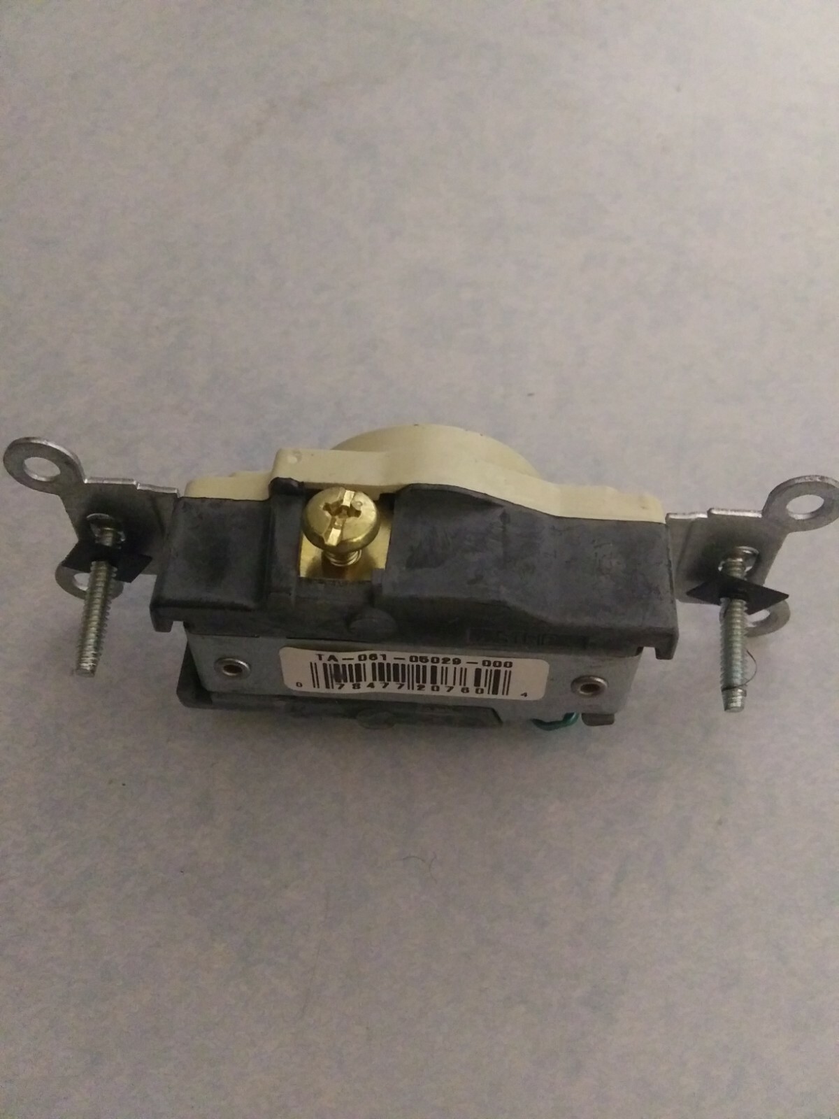 Leviton Ivory COMMERCIAL Single Outlet Receptacle NEMA 6-15R 250V Bulk 5029-I…