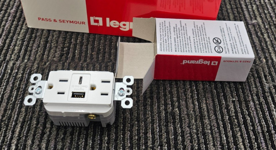 (QTY 2) Legrand R26USBAC6W 15A Tamper-Resistant Ultra-Fast USB Outlet White 125V