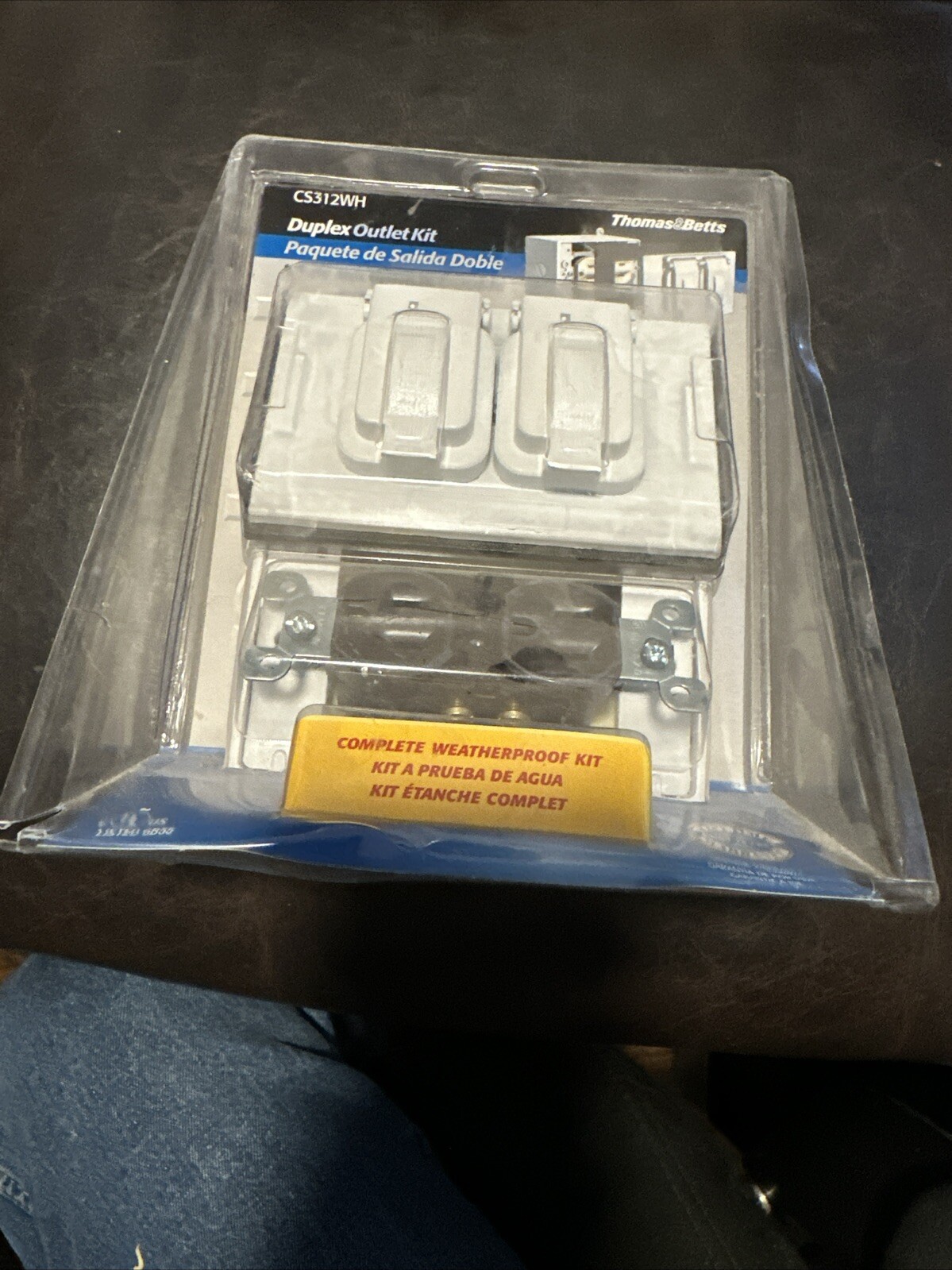 Thomas & Betts Duplex Outlet Kit No. CS312WH. 15A, 125 Volts AC Weatherproof