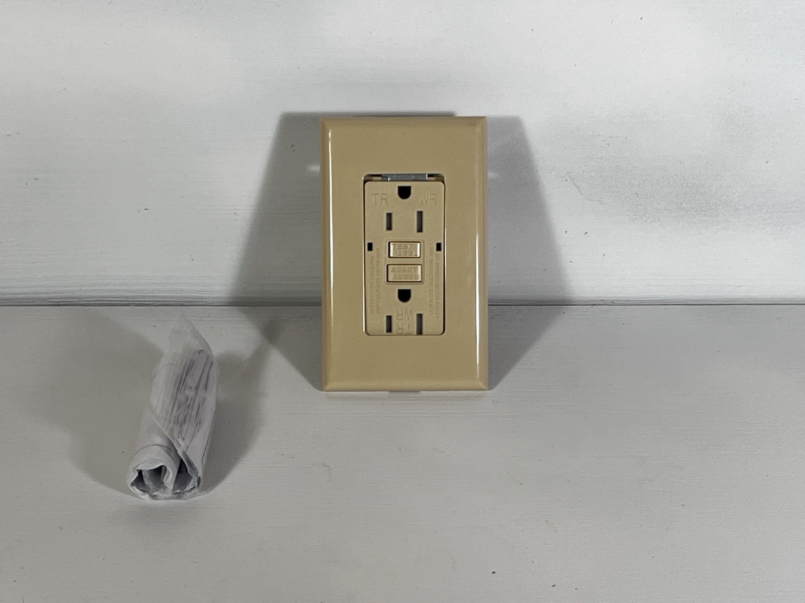 (QTY 1) Micmi GFCI 15A Tamper Resistant Outlet 15 Amp 120 Volt