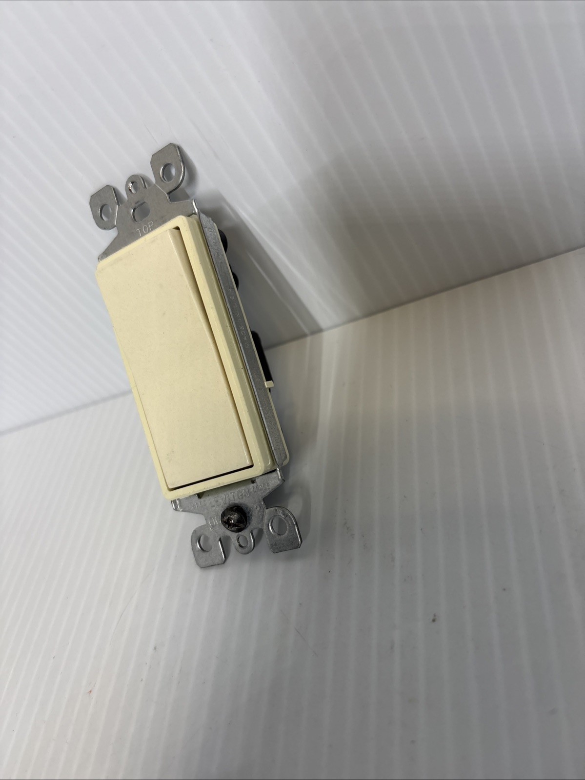Leviton Light Beige Decora Switch – 3RJW (g)