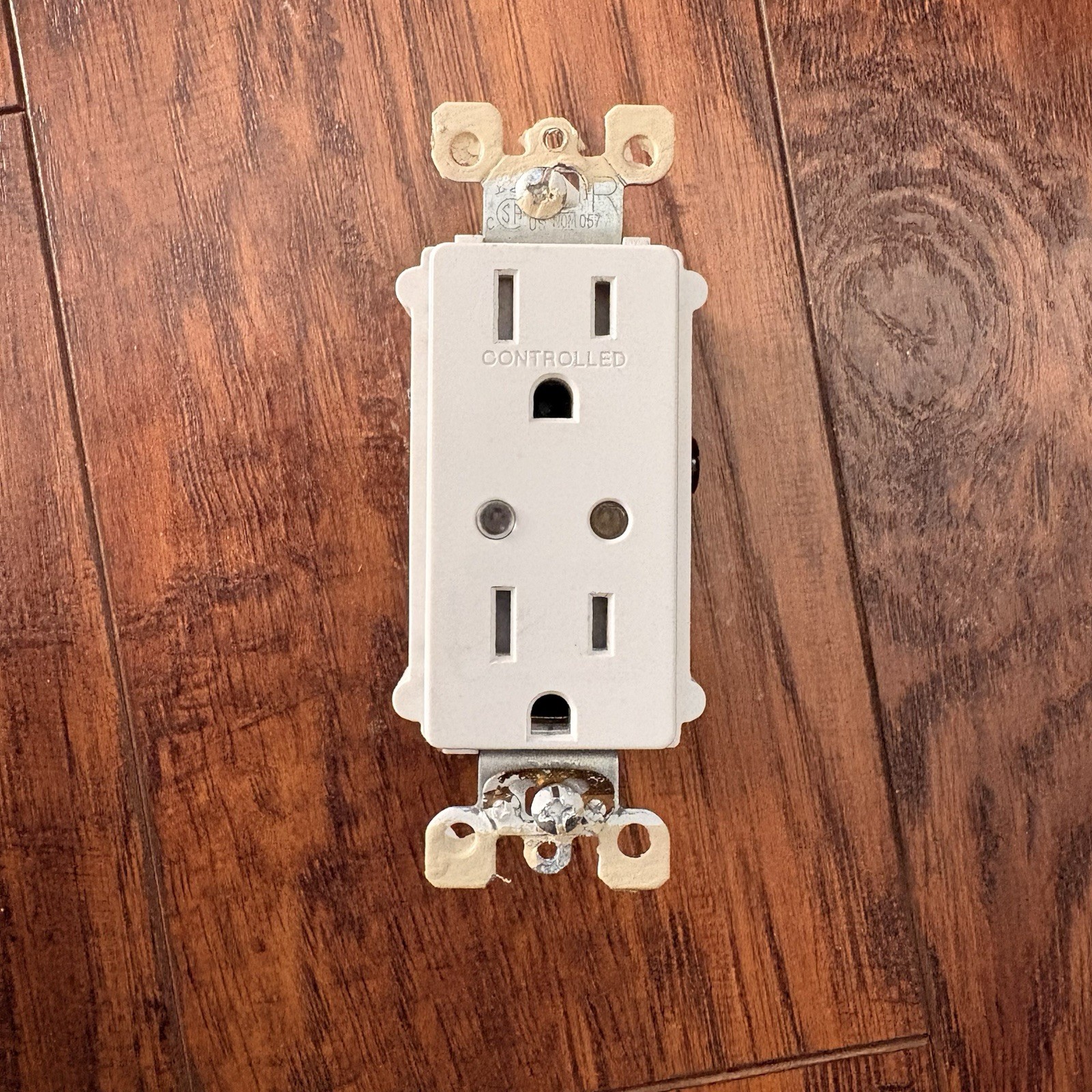 Leviton Wall Plug DZR15 Z-Wave Plus White App Control Double Alexa Compatible