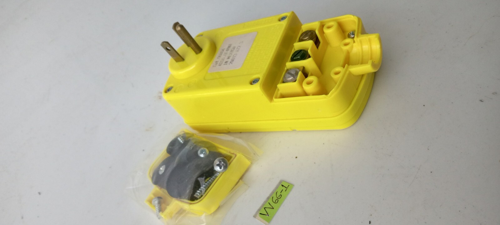 LEVITON 6894 RIGHT ANGLE PLUG IN GFCI MANUAL RESET