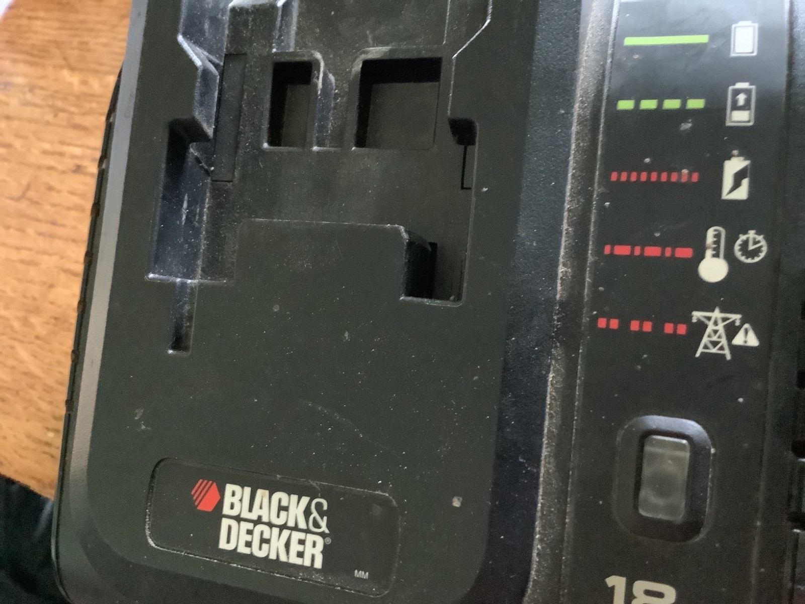 BATTERY CHARGER. BLACKAND DECKER 18v lithium