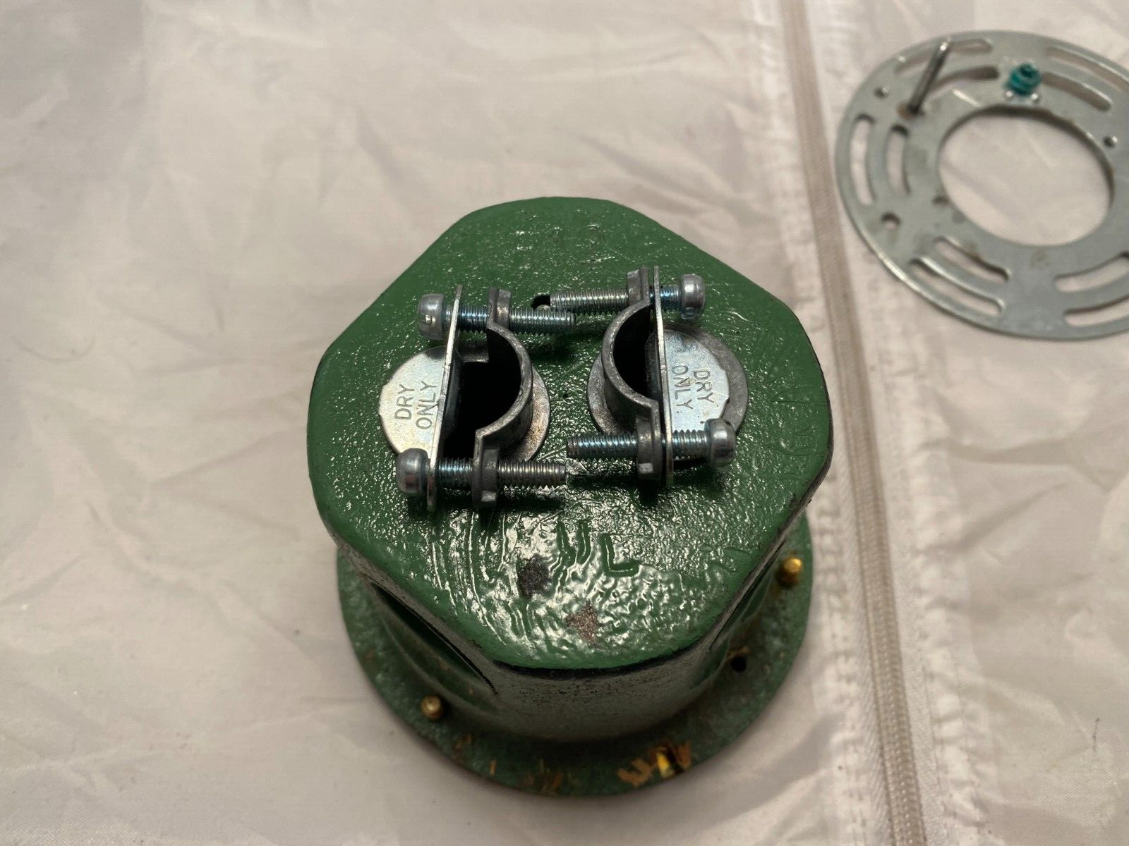 Electrical Floor Box Flush Mounted Cast Iron Round 2 Screw Plugs Cover 812 UL