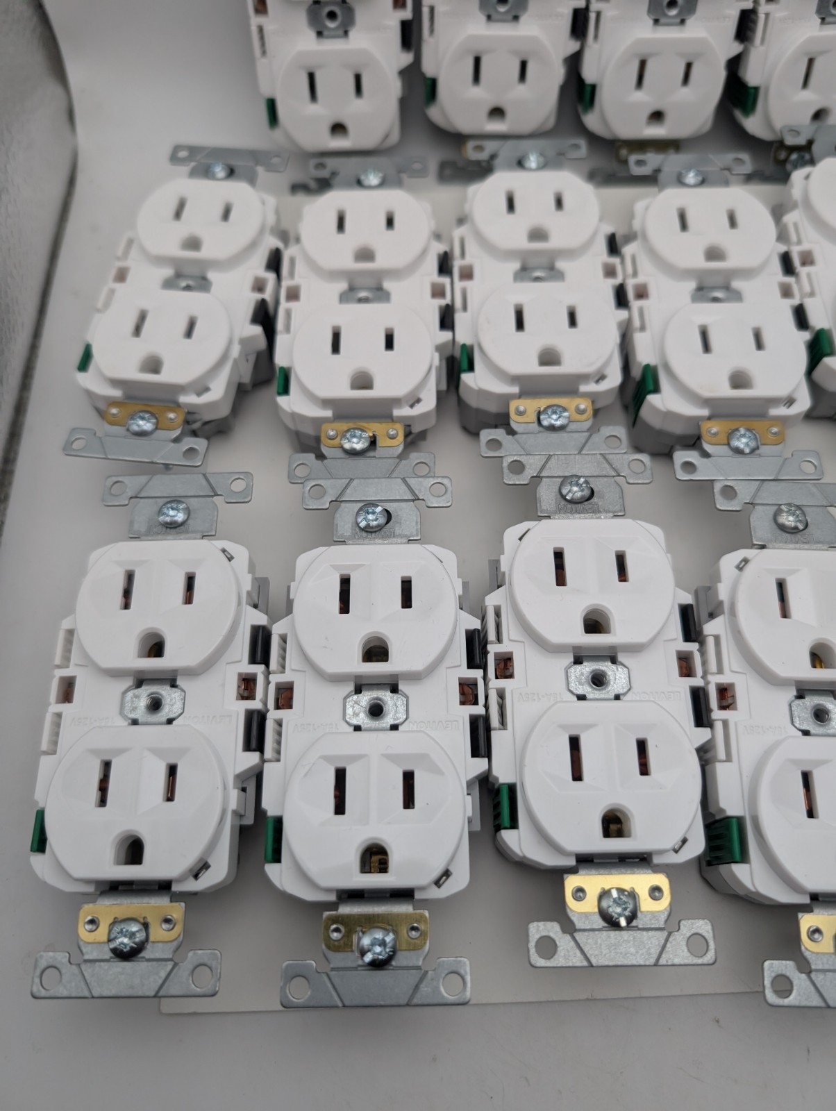 2x 10pk Scuff/Scratch LEVITON ECBR1-WMP LEVER EDGE 15A 125V DUPLEX OUTLET