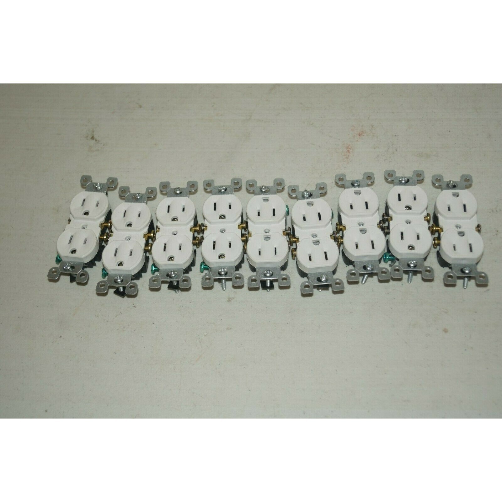 10 PACK LEVITON White Tamper Resistant OUTLET 15A 125V *NEW*