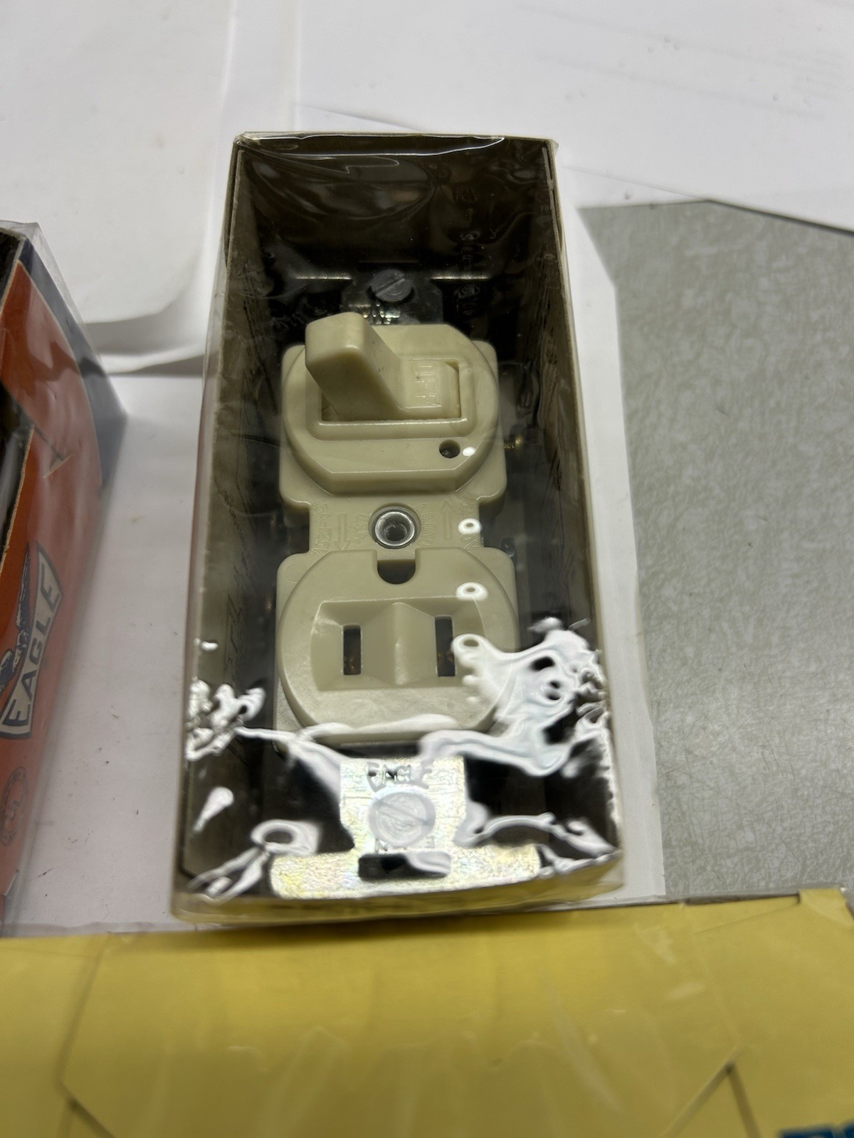 (4) EAGLE #276 3 WAY Combo & (2) Eagle #274 Switch/outlet/pilot Lt