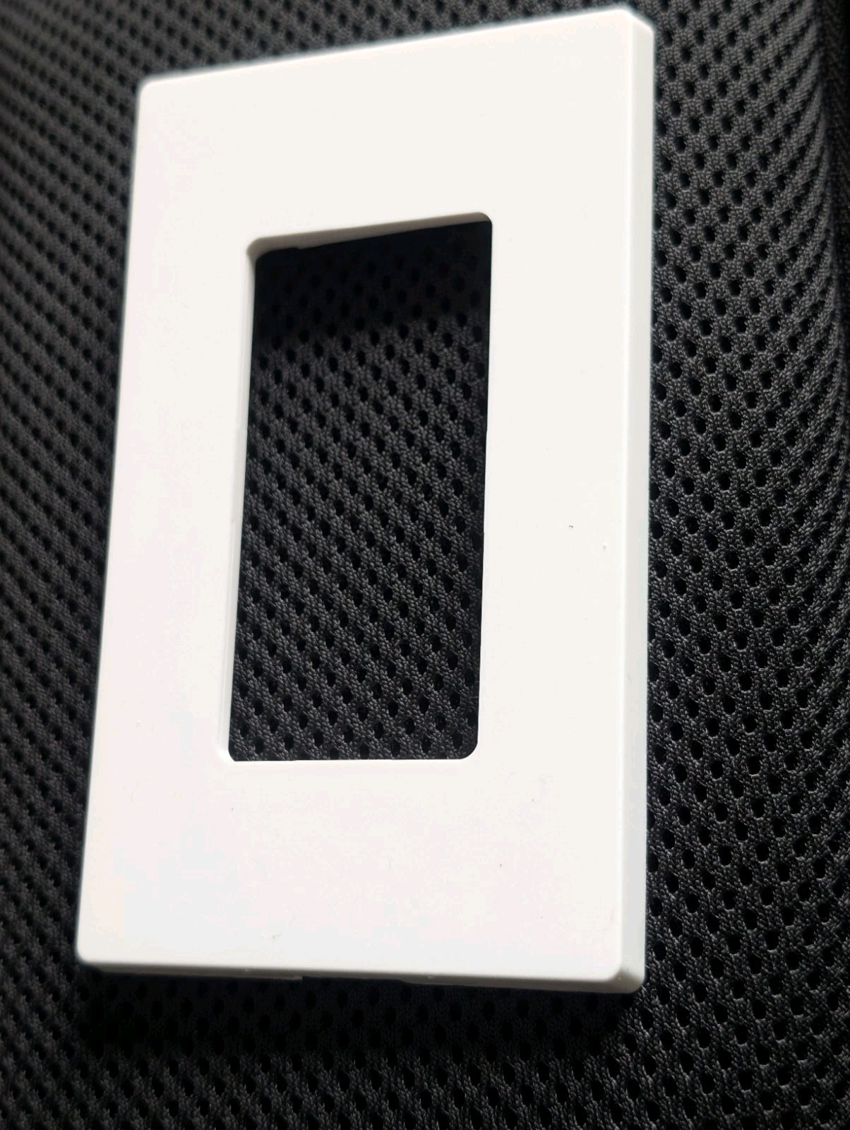 used Leviton DECORA 80301 screwless WHITE switch outlet plate modern hidden