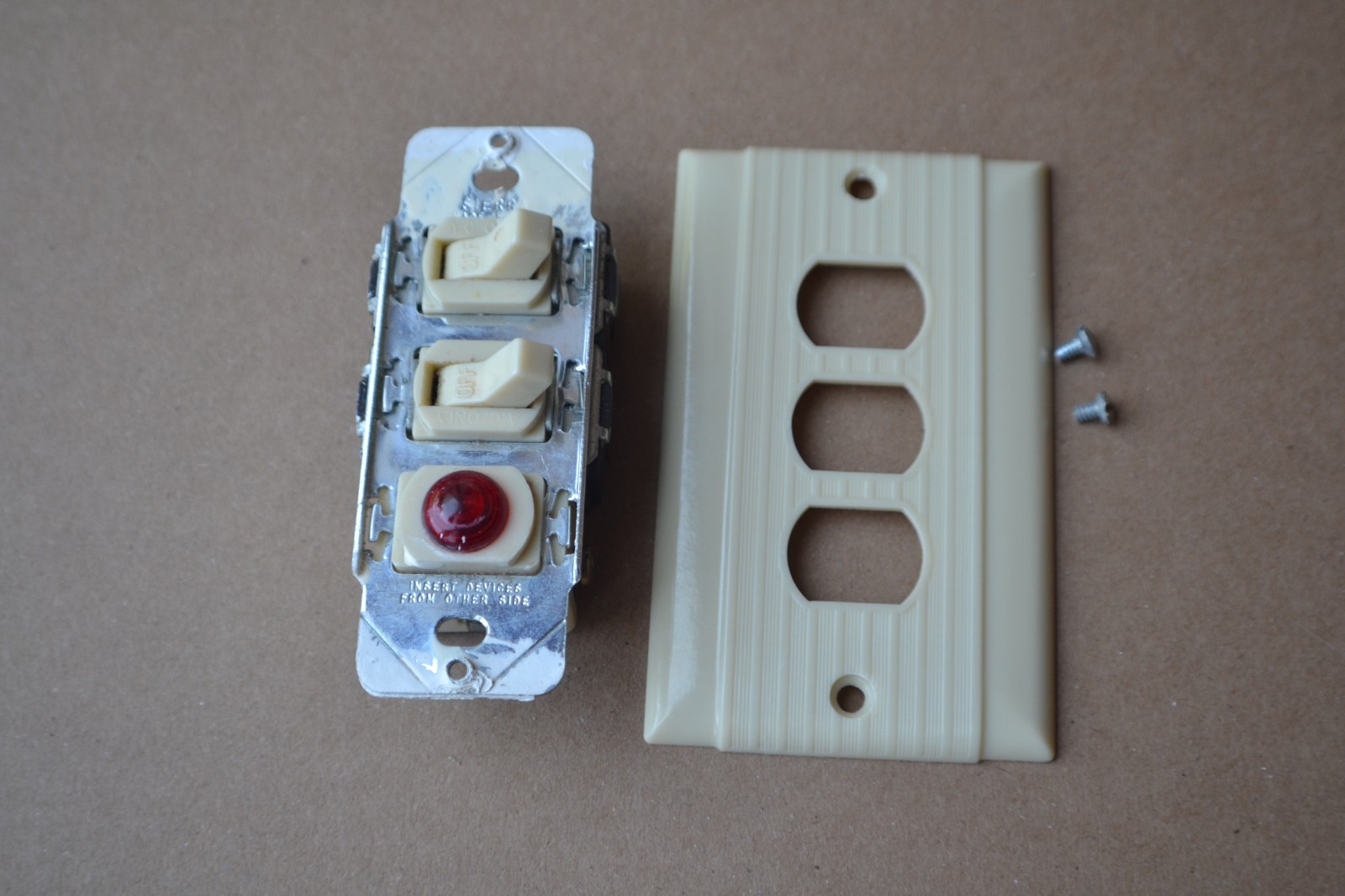 Vint. Slater Single Despard Toggle Switches W/Pilot Light. Uniline Cover. Ivory