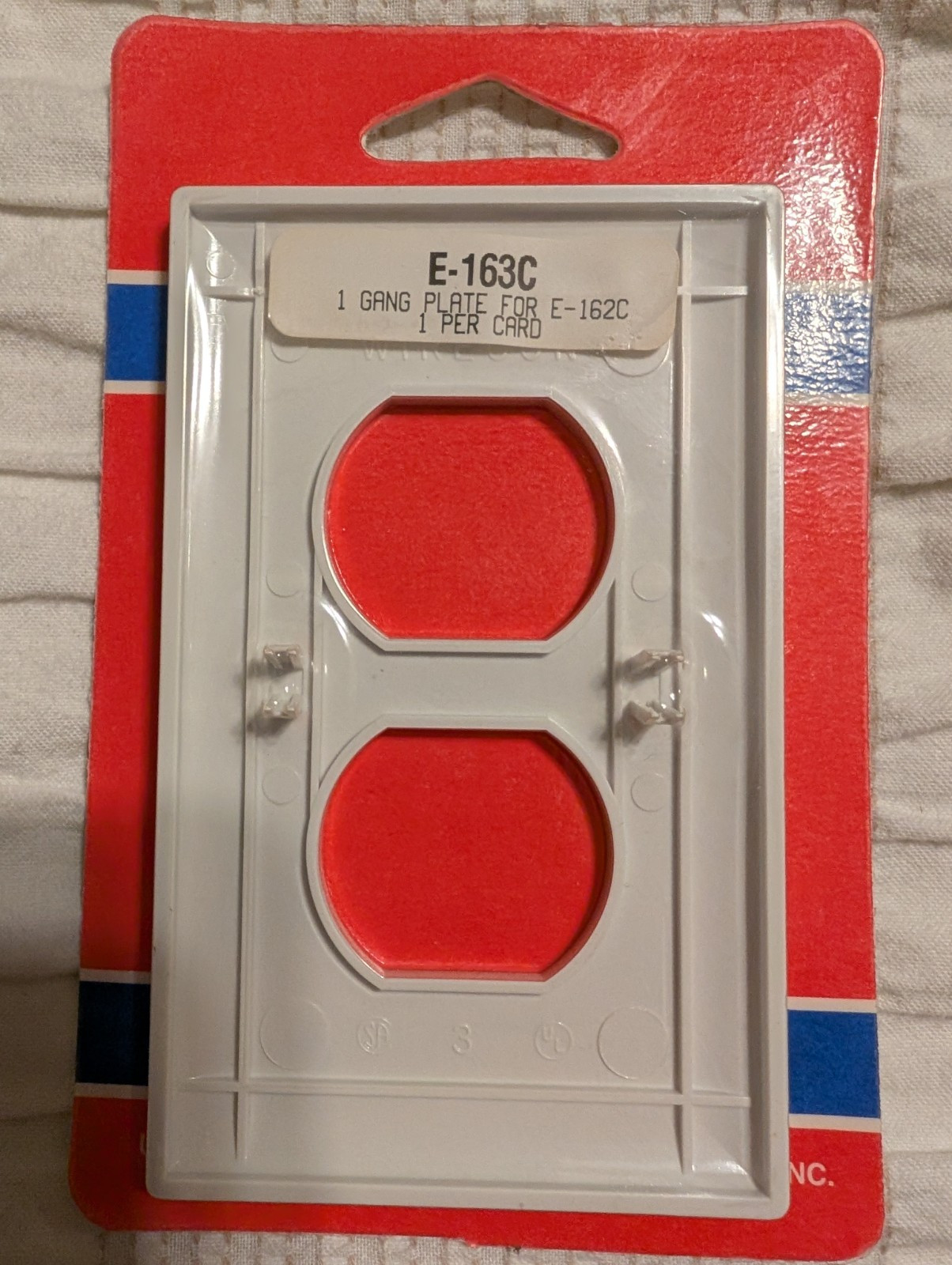 United States Hardware 1-Gang Duplex Outlet Wall Plate, White E-163C United