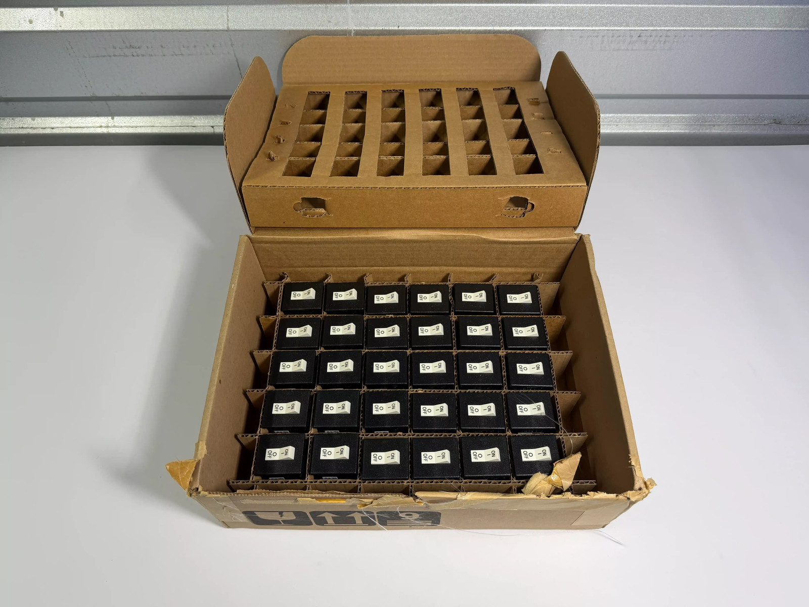 Lot of 30 Sensata Airpax SNAPAK Magnetic Circuit Breakers R21-2-15.0A-B06CV-V
