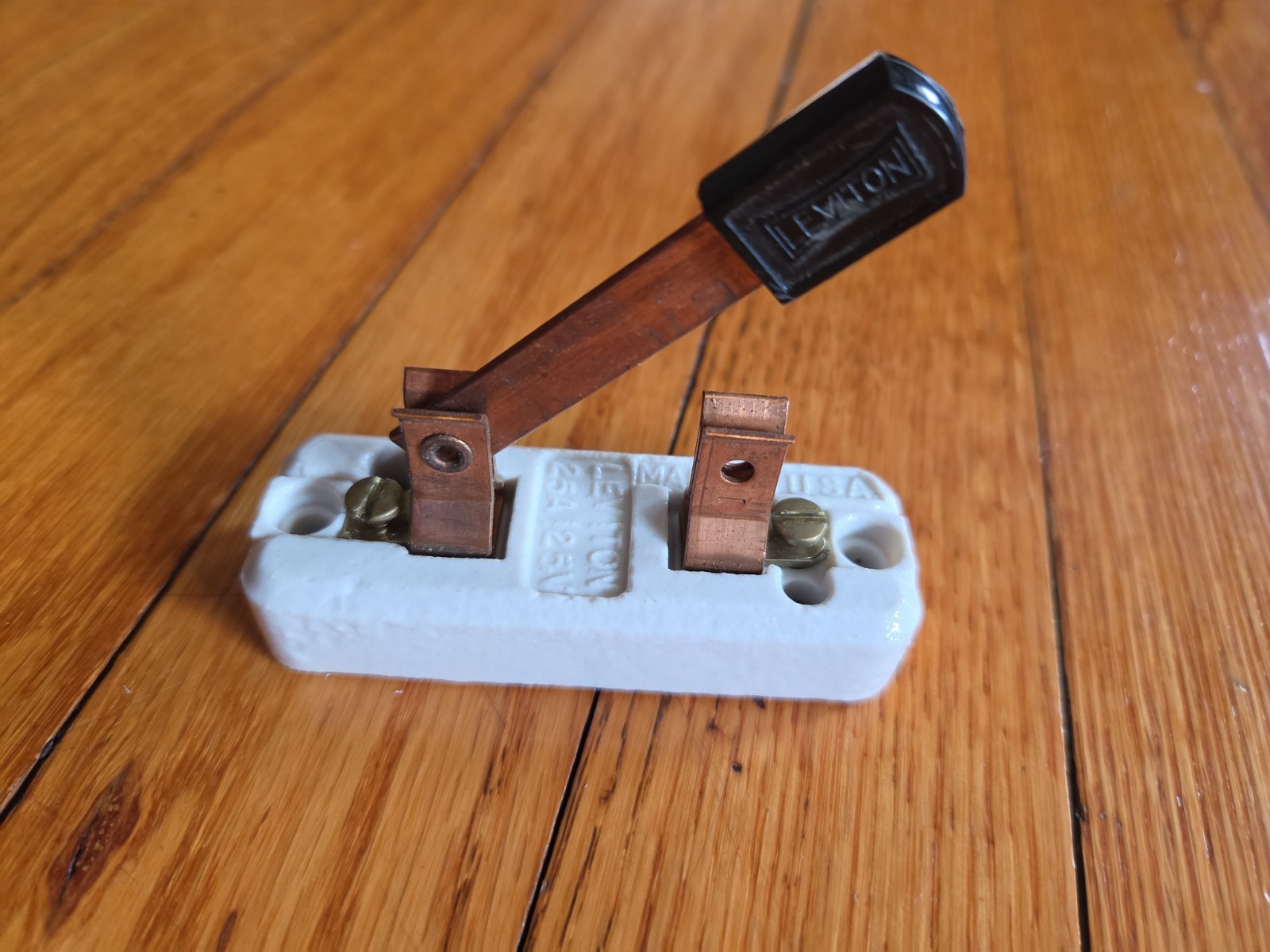 VTG Leviton 9912 Porcelain Knife Switch 25A 125V Copper Industrial USA 3 3/16″