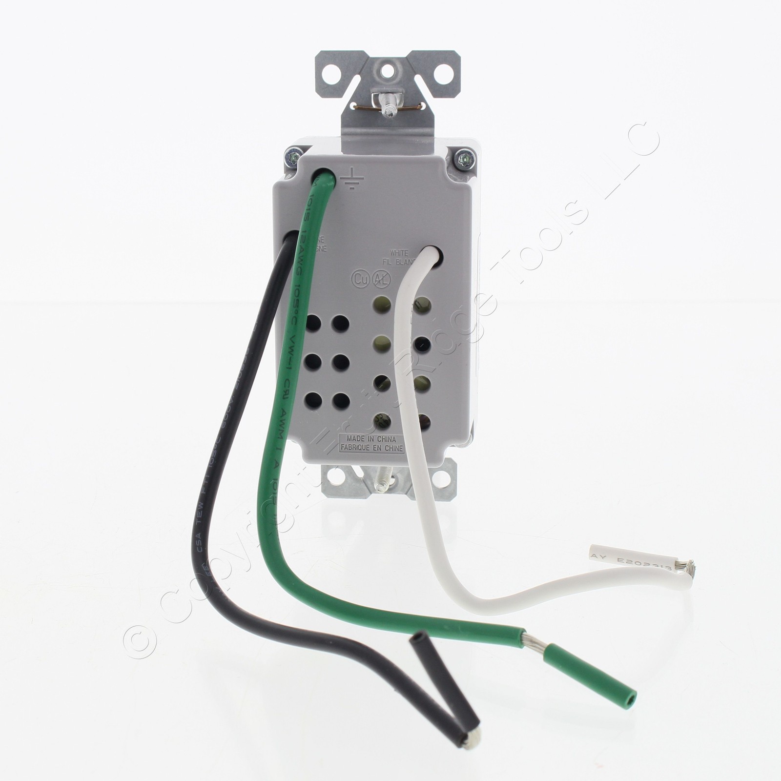 Cooper White USB Charging Station 4-Port Receptacle Outlet 2.5A 5VDC 7750W