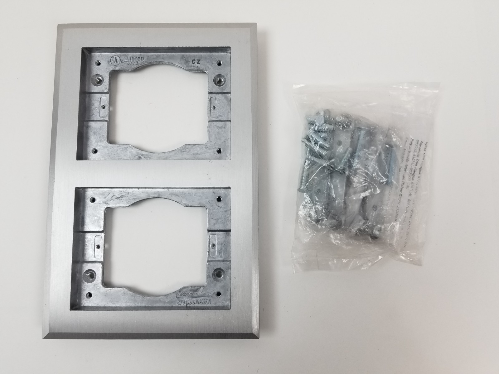 Wiremold 828TCAL 2Gang Aliminum Floor Box Carpet & Tile Flange 5.94 x 9.045″ NEW