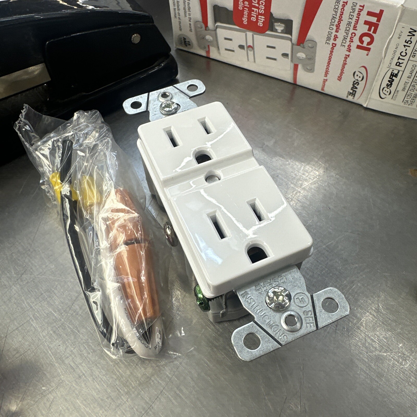 decora 15 amp 125 volt receptacle thermal cut off technology high heat outlet