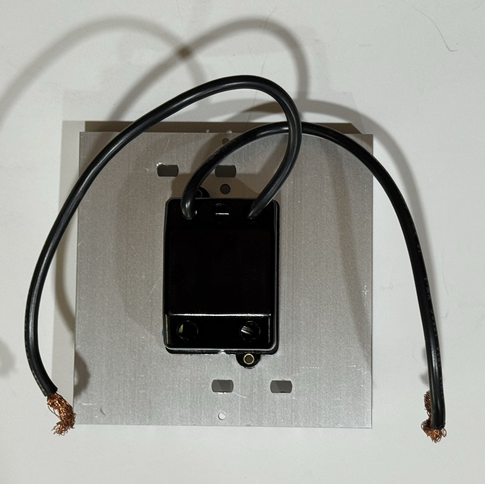 Lutron N-2000-WH – Wall Switch White 120VAC 60Hz With Box & Instructions
