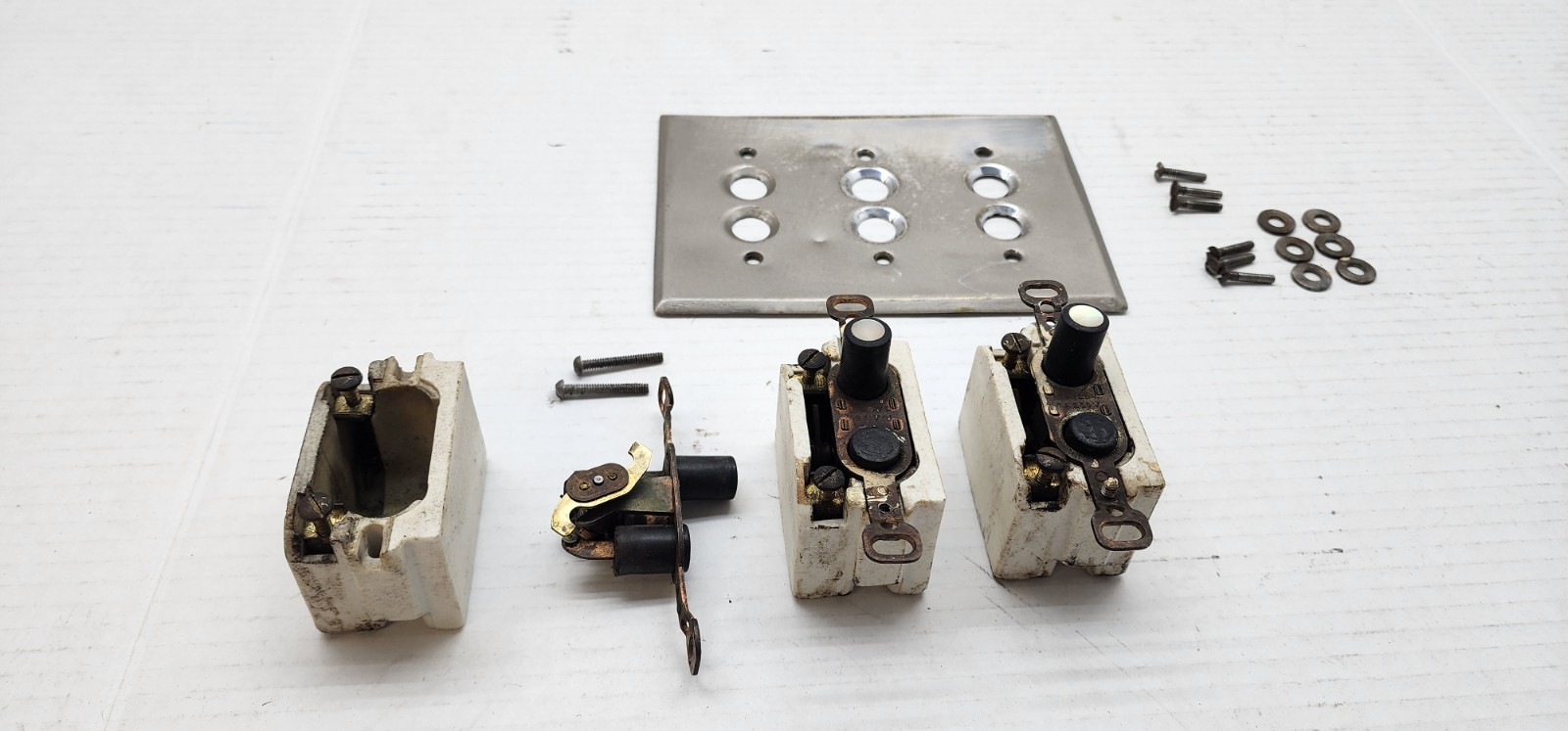 3 VINTAGE THE CUTTER COMPANY PUSH BUTTON LIGHT SWITCH GANG COVER ANTIQUE 1920’s
