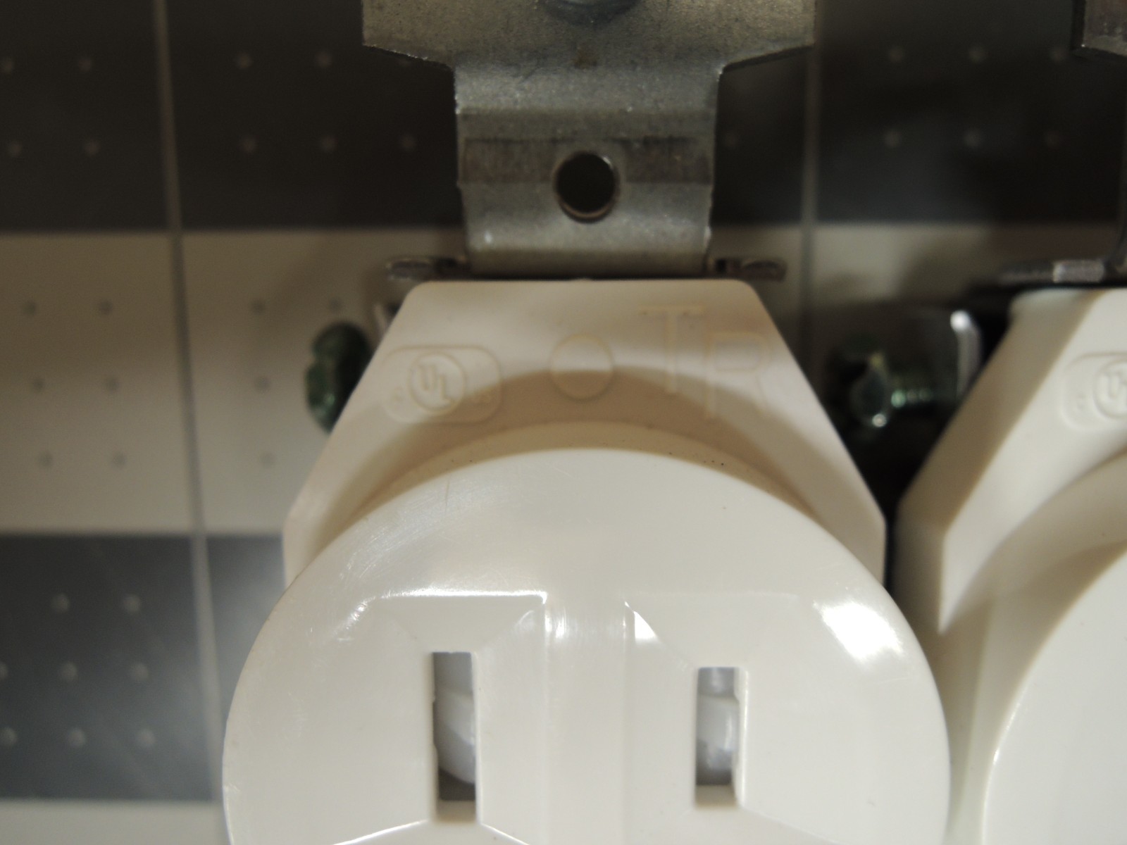 (4) Tamper-Resistant Construction Spec Grade Back & Side Wired Single Receptacle
