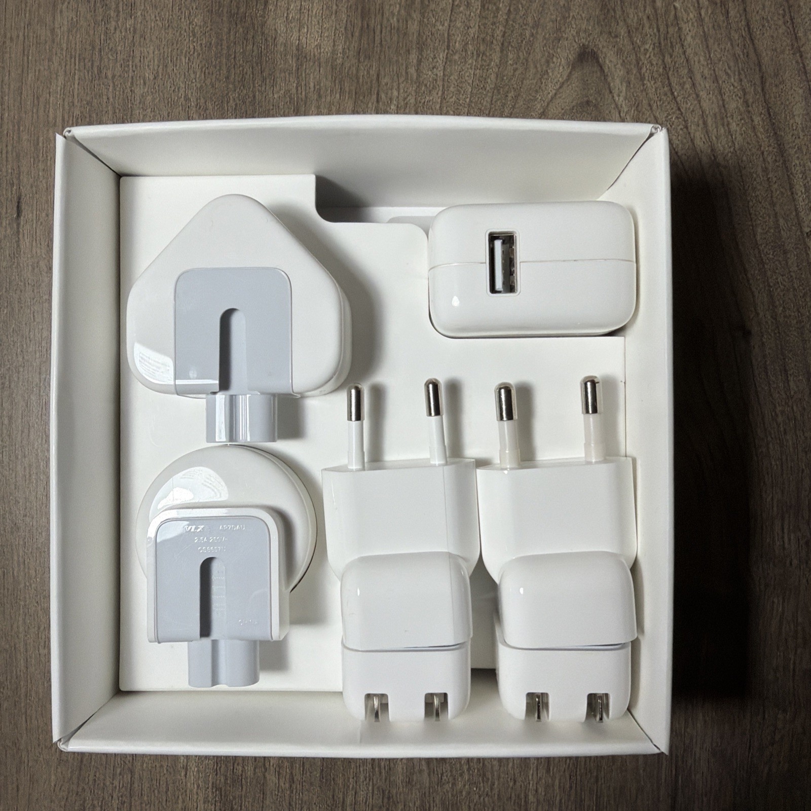 Apple MD974ZM/B World Travel Adapter Kit – White Open Box