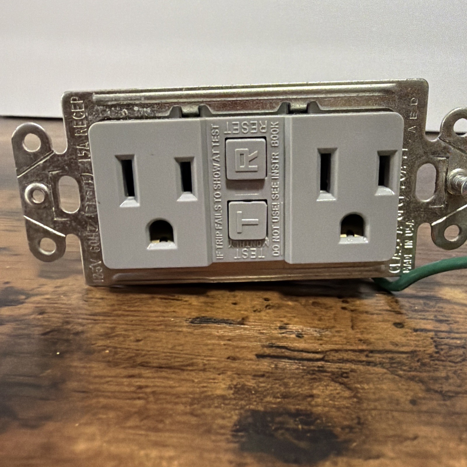 Eagle ShockSentry Horizontal Class A GFCI 125V 60HZ 15A Recap