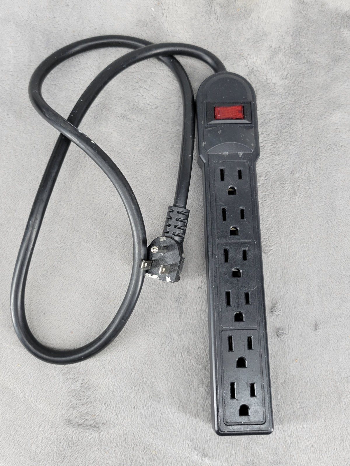 Steren 905-111 Black 125V 15A 60Hz Outlet Surge Protected Power Strip with Cord