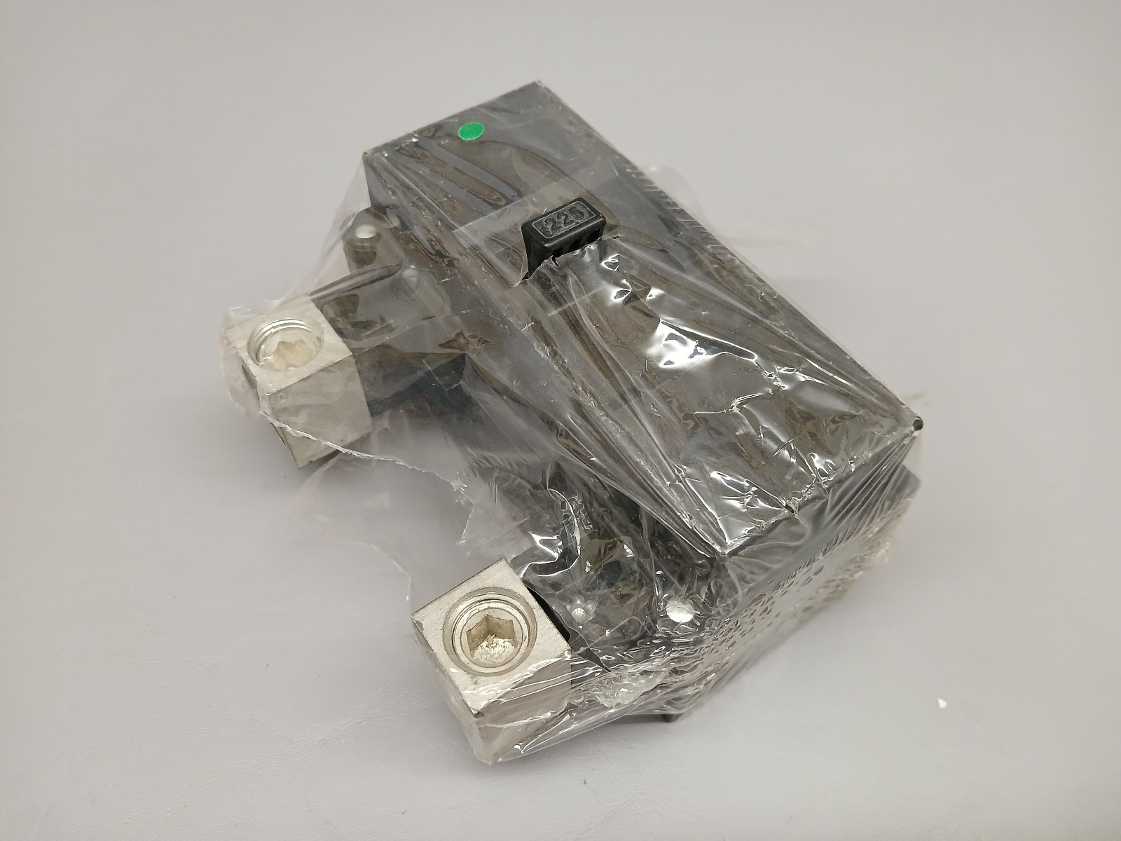 NOS Square D 225 Amp 2 Pole 120/240V QOM2225VH Main Circuit Breaker