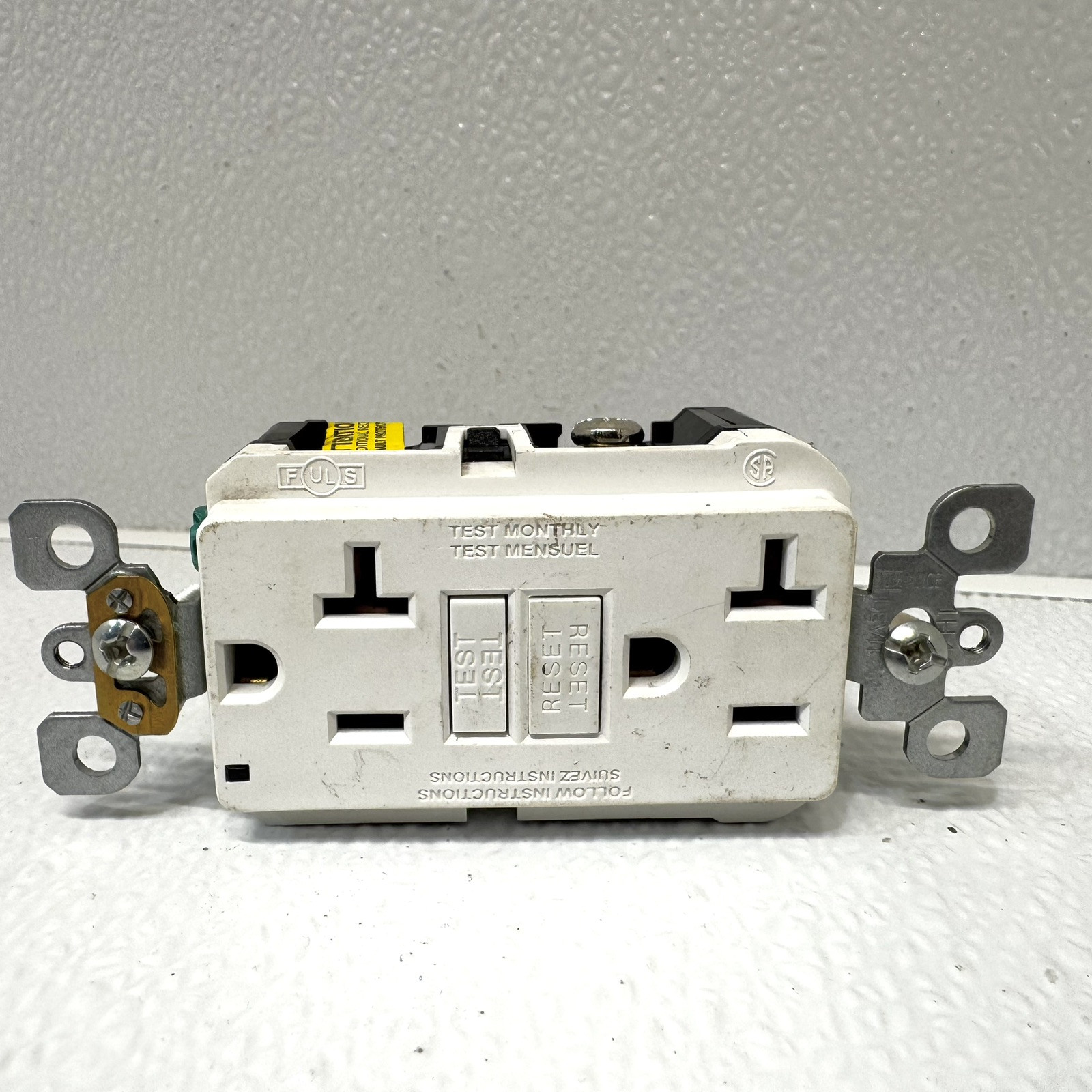 Leviton M42-GFNT2-4W GFCI Outlet