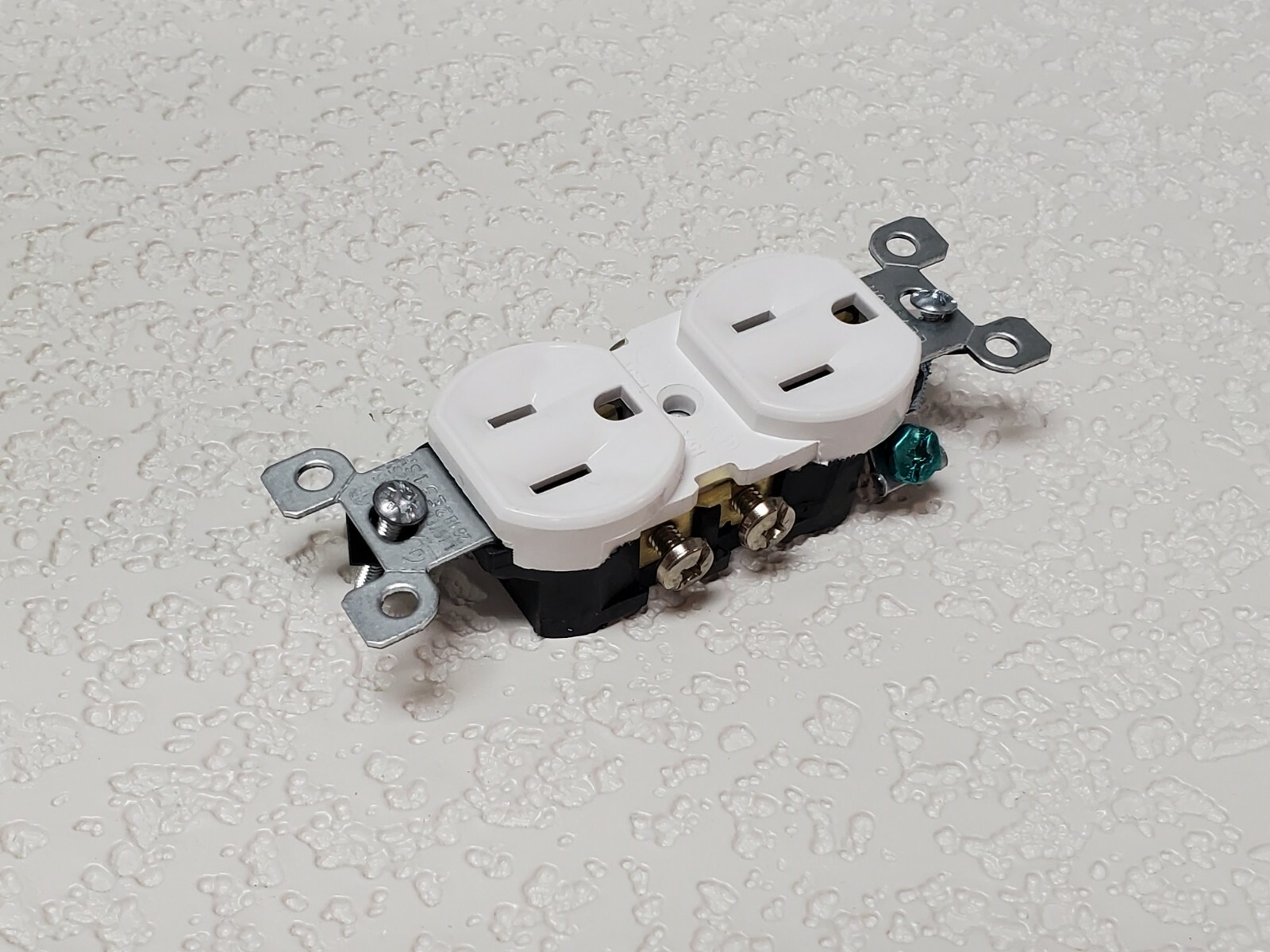 15 Amp White Duplex Grounding Electrical Outlet Residential Push-In Or Side Wire