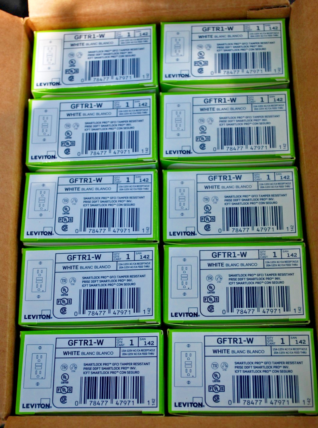 40 PCS Leviton GFTR1-W 15A 125V 20A FEED THROUGH GFCI Outlet – White – W/Plate
