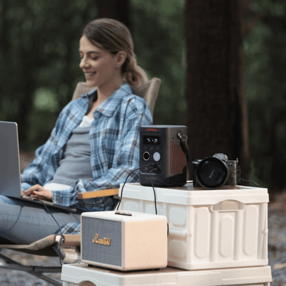 Jackery Explorer 300D Power Station 288Wh + SolarSaga Solar Panel 40W