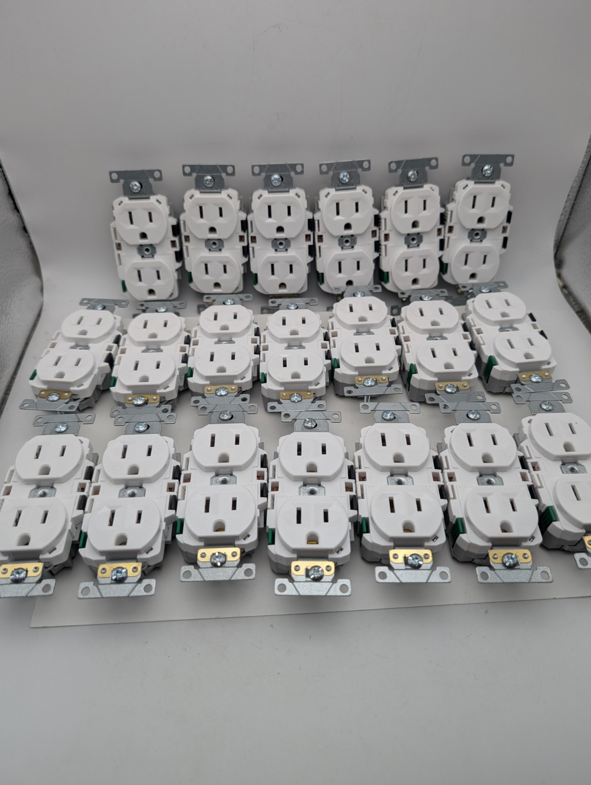 2x 10pk Scuff/Scratch LEVITON ECBR1-WMP LEVER EDGE 15A 125V DUPLEX OUTLET