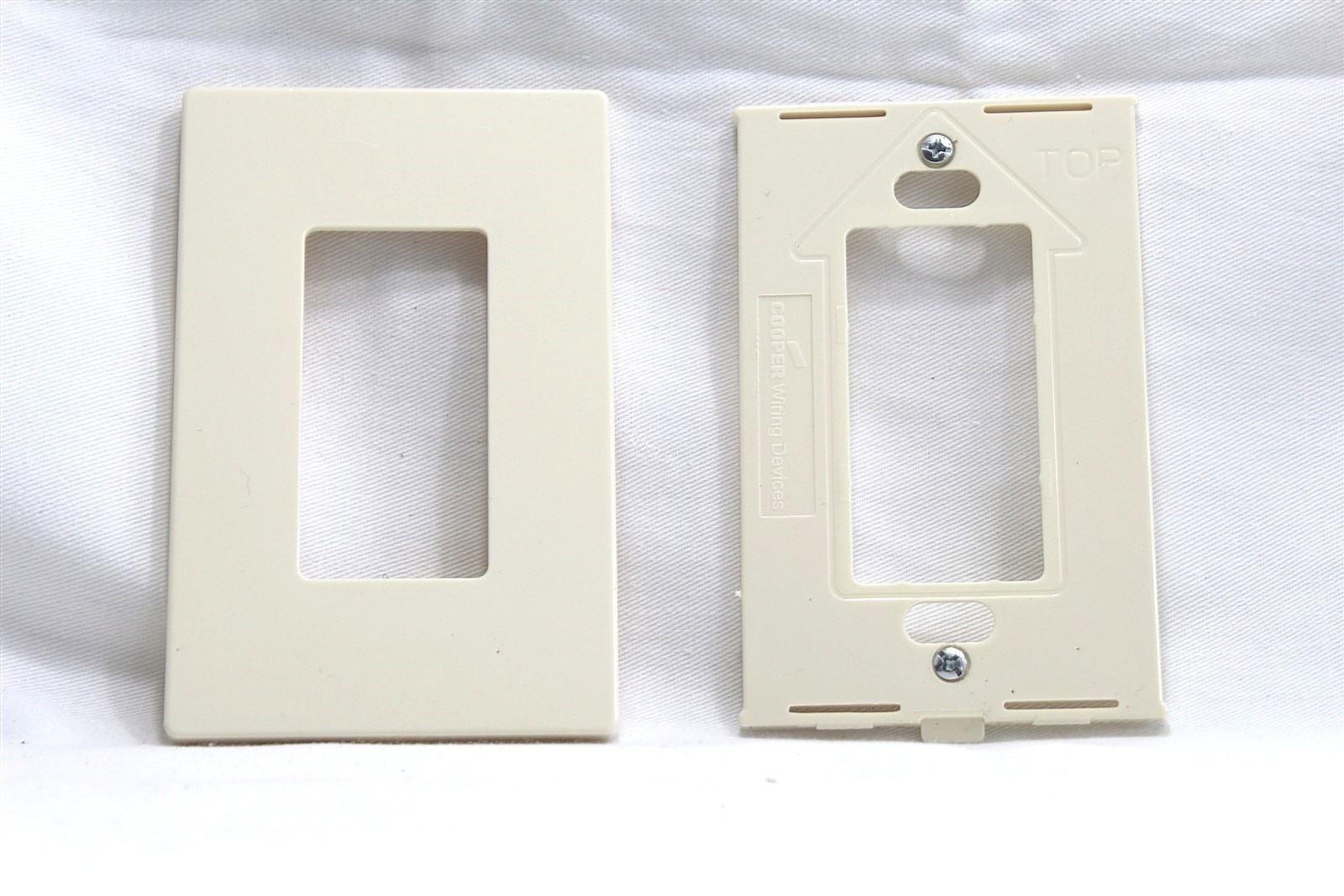 Eaton PJS26A Decorator Screwless Wallplate, 1-Gang, Almond