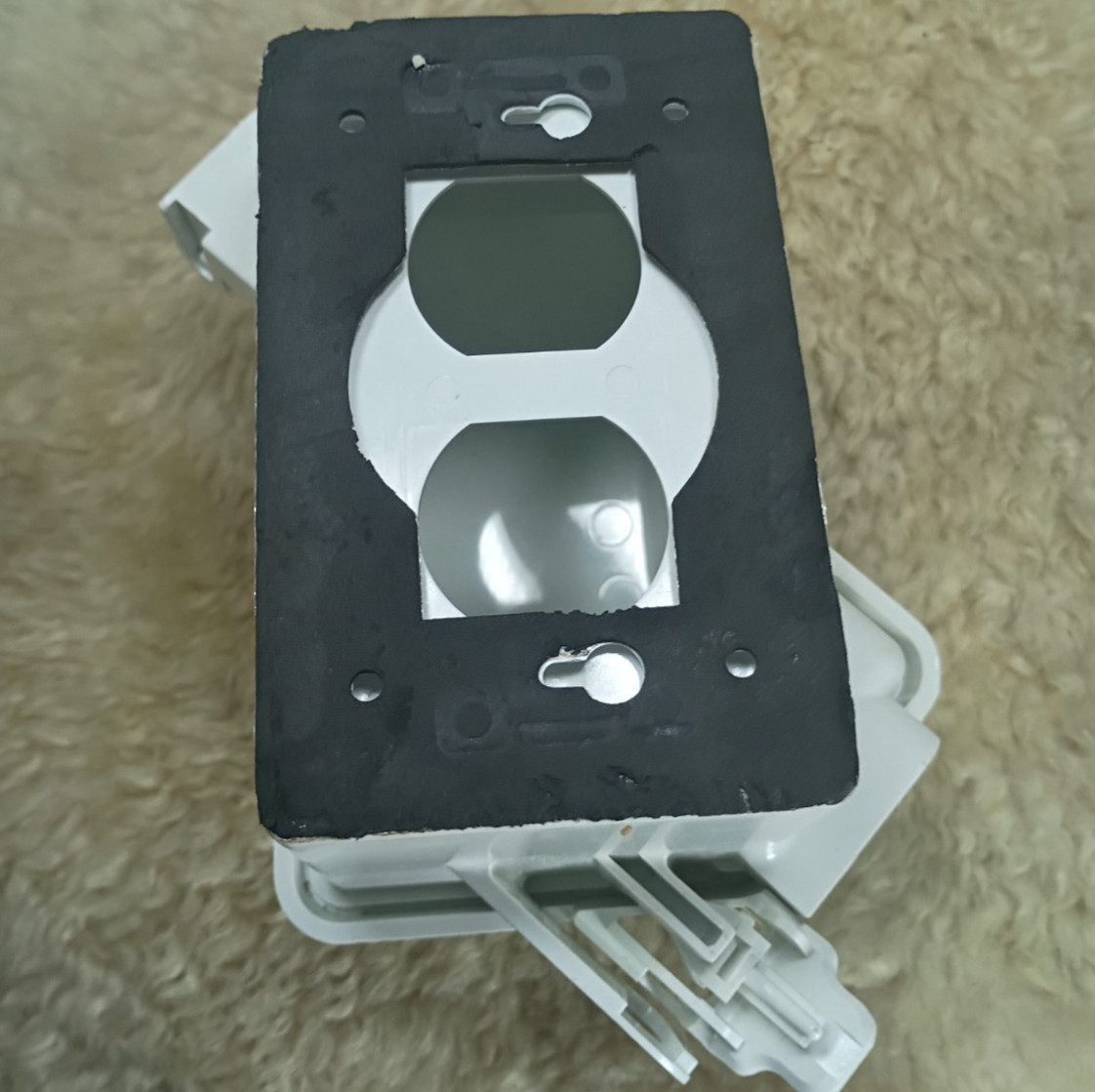 PASS SEYMOUR LEGRAND WEATHERPROOF WHILE IN USE OUTLET COVER GRAY WHITE SET OF 2
