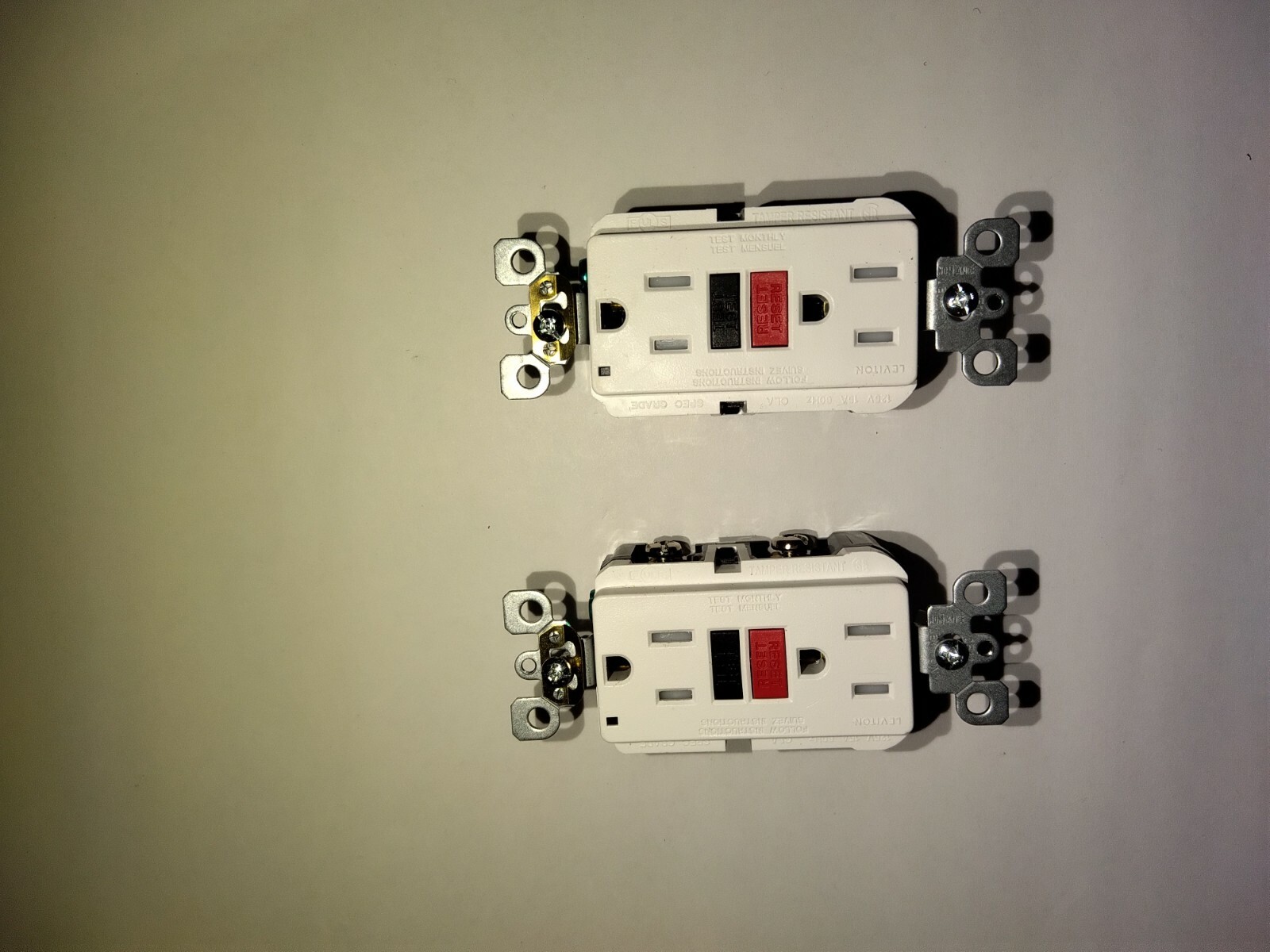 Leviton 15A 125-Volt Duplex SmarTest Self-Test SmartlockPro Tamper Resistant 2PK