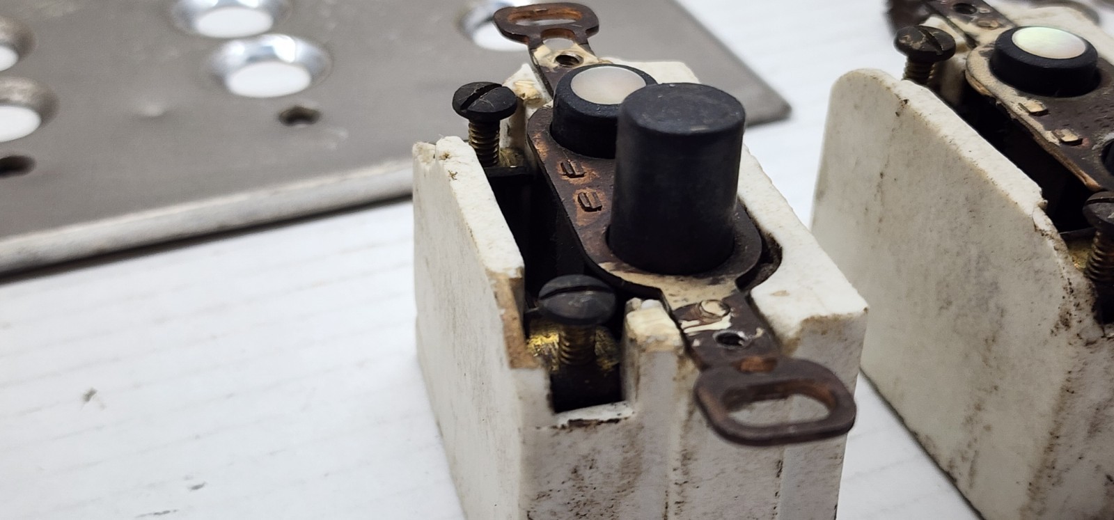 3 VINTAGE THE CUTTER COMPANY PUSH BUTTON LIGHT SWITCH GANG COVER ANTIQUE 1920’s