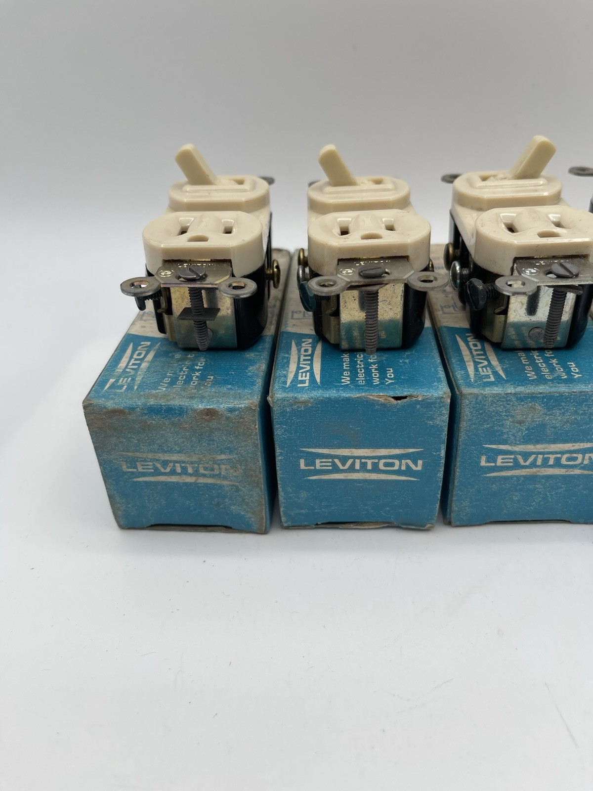 Leviton 5219-I Single Pole Switch Grounding Outlet Ivory 15A 120/277V Lot of 4