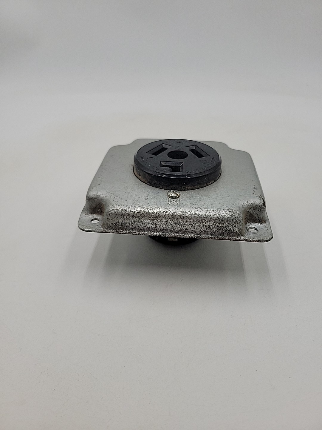Leviton 30 Amp 125/250V NEMA 10-30R Receptacle Flush Mount with Metal Plate