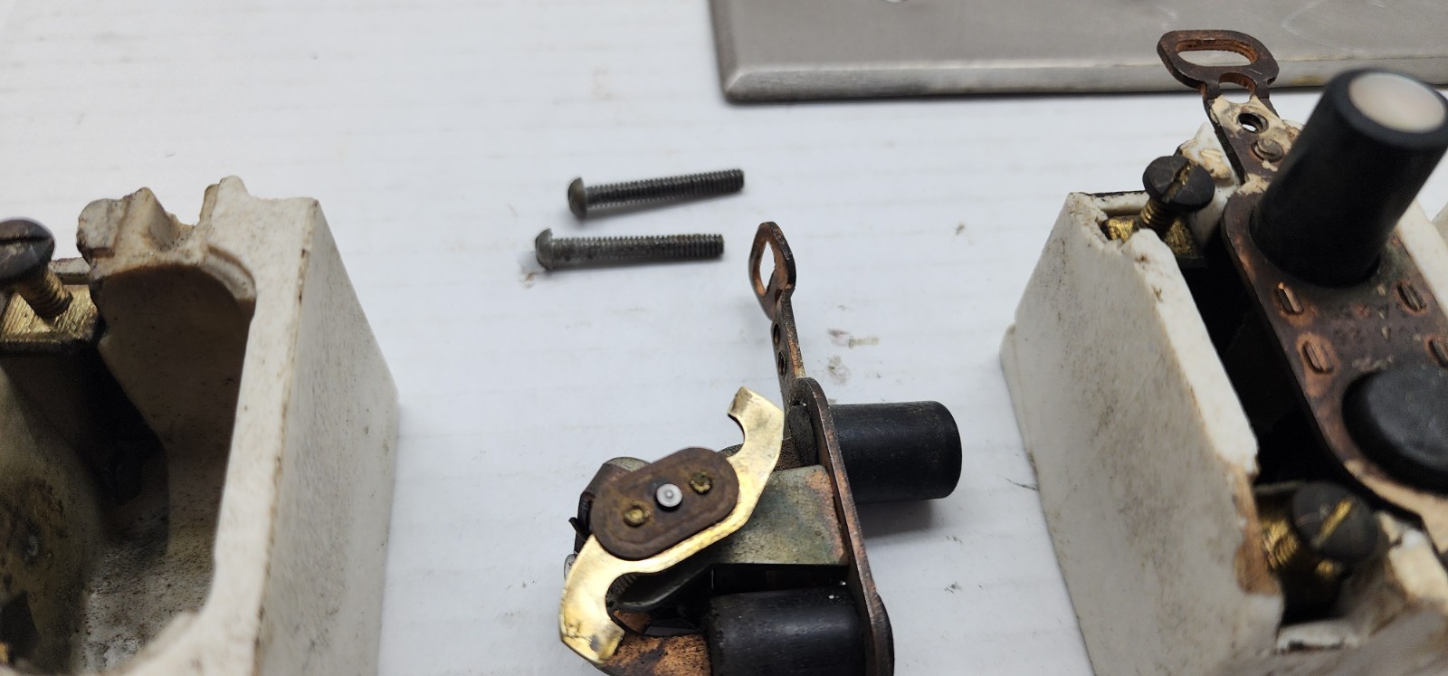 3 VINTAGE THE CUTTER COMPANY PUSH BUTTON LIGHT SWITCH GANG COVER ANTIQUE 1920’s
