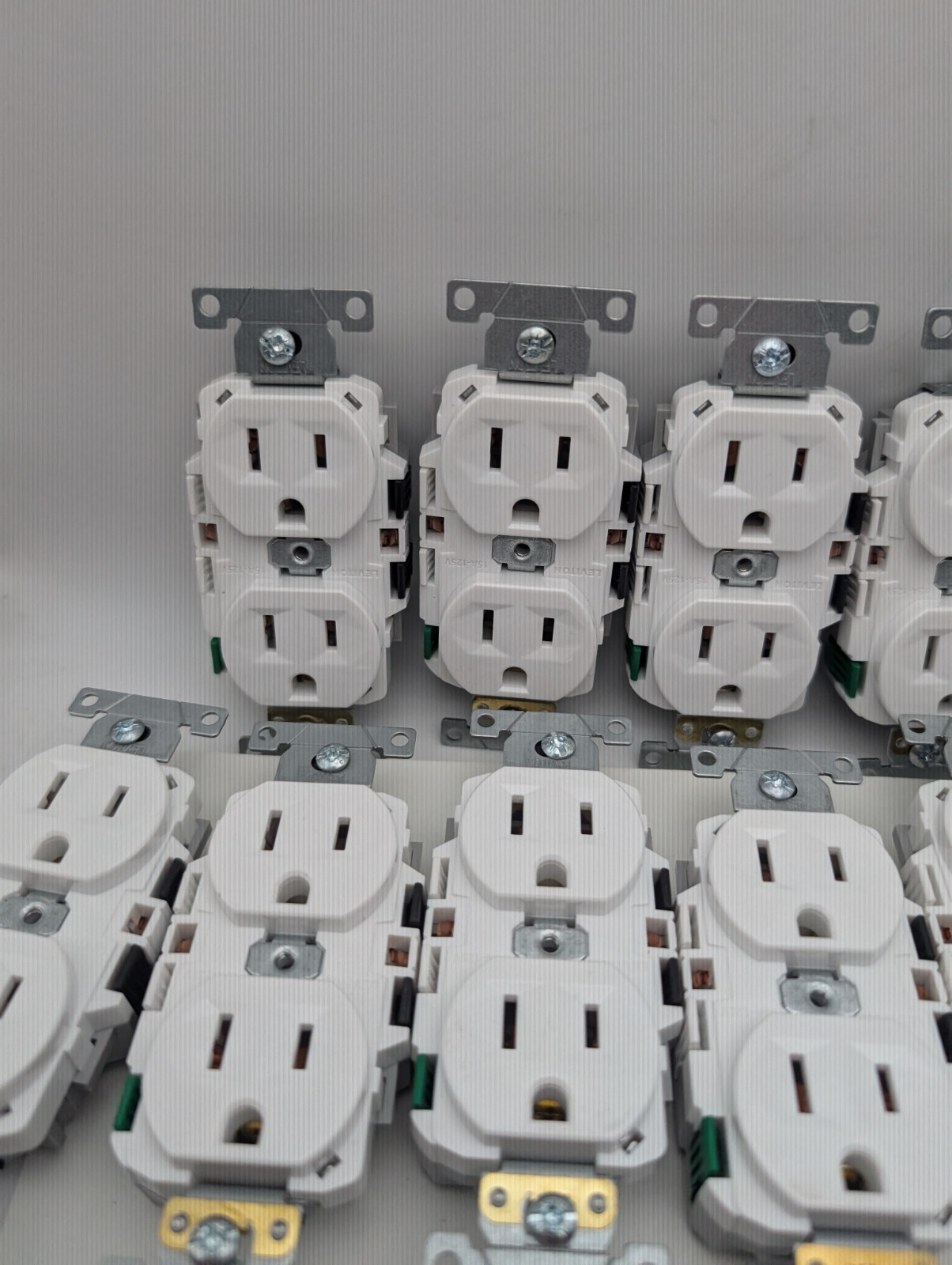 2x 10pk Scuff/Scratch LEVITON ECBR1-WMP LEVER EDGE 15A 125V DUPLEX OUTLET