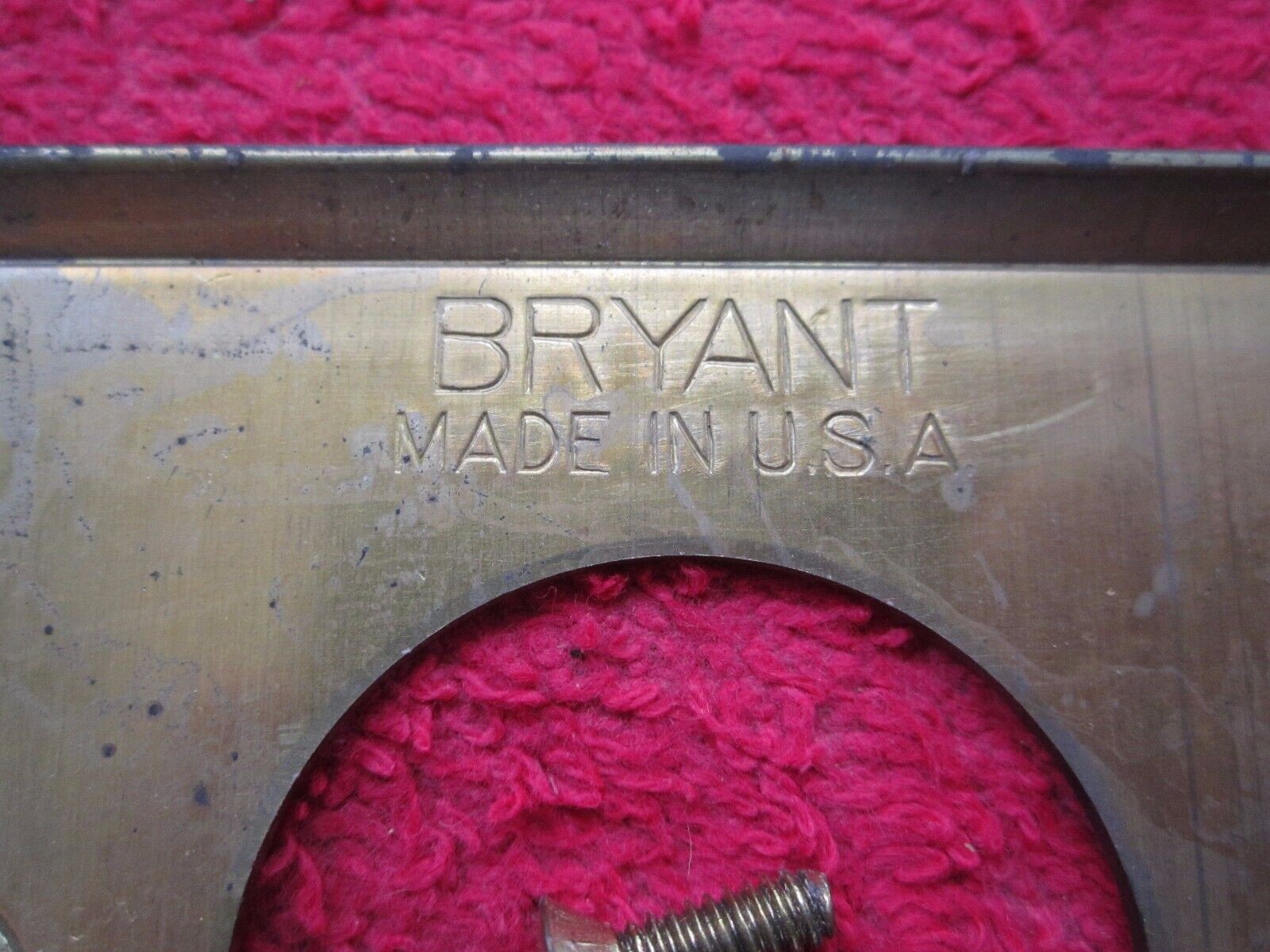 VINTAGE BRYANT ROUND WALL POWER OUTLET / RECEPTACLE BRASS COVER NEW OLD STOCK