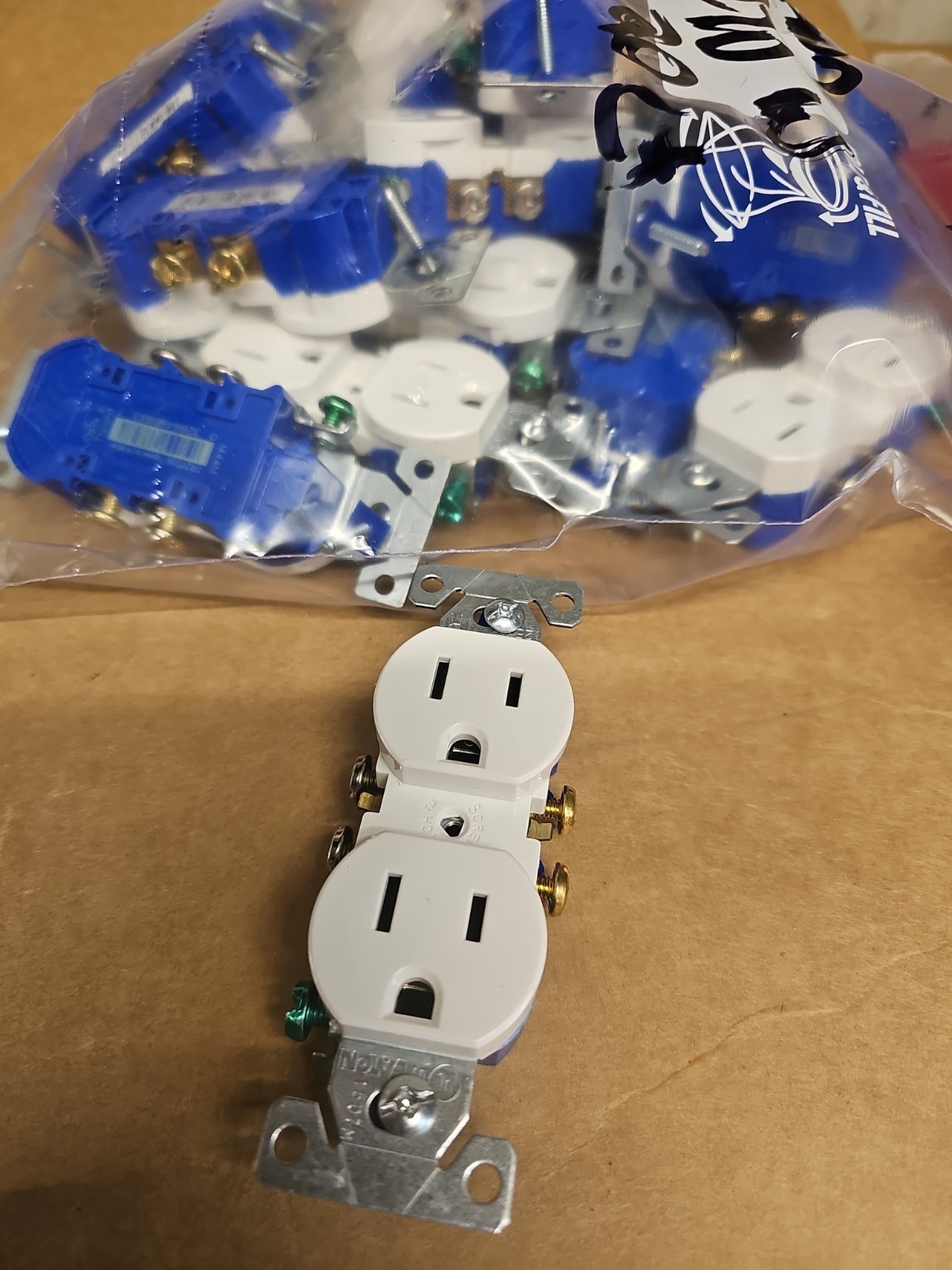 Eaton Standard Duplex Receptacle Outlet TR270W 15-Amp 125-volt TR Lot Of 20