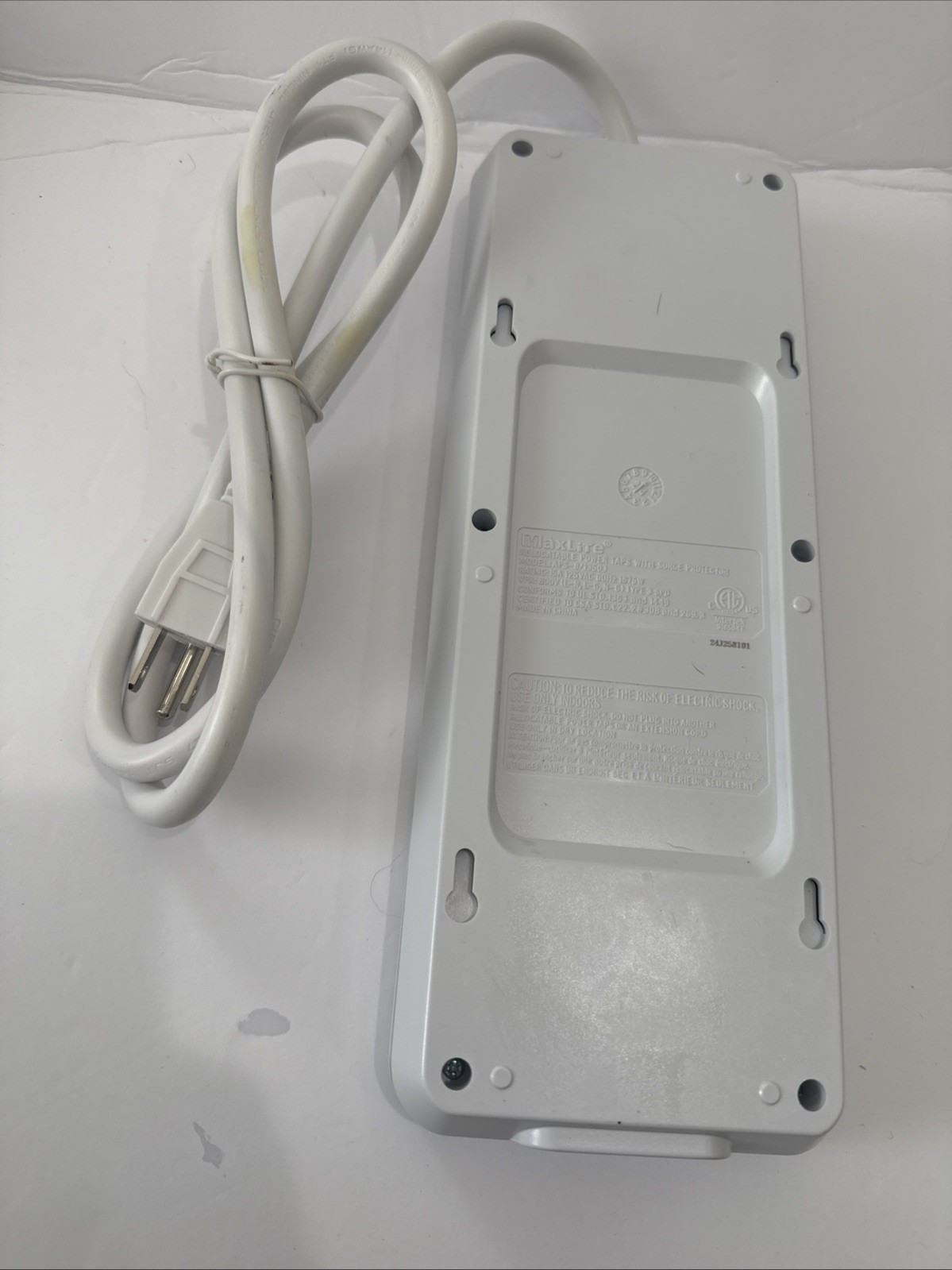 New MaxLite – 8 Outlet Energy Saver Power Strip with Surge Protection