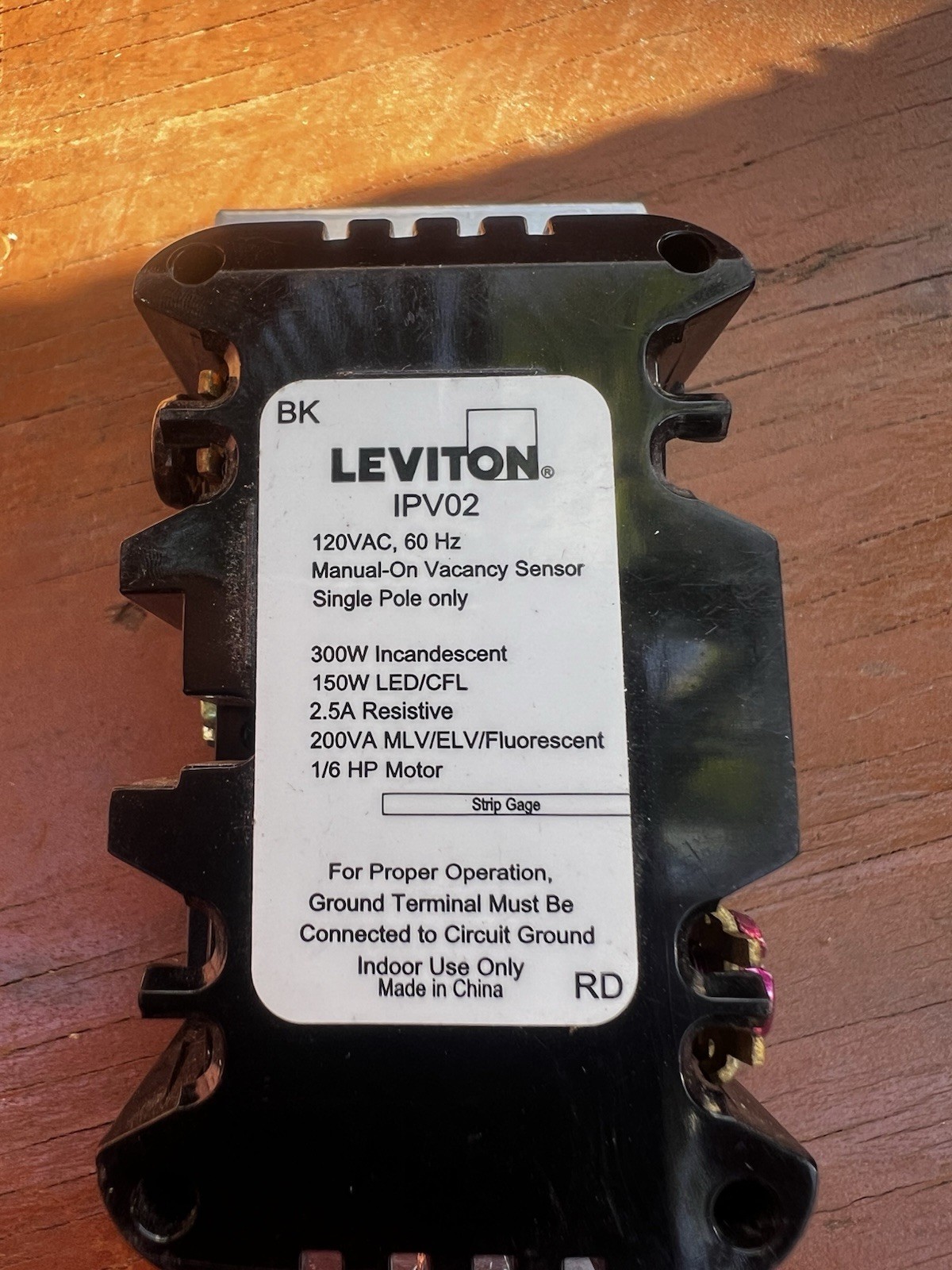 Leviton IPV02 Manual-On Vacancy Sensor Switch, Single Pole 120VAC White