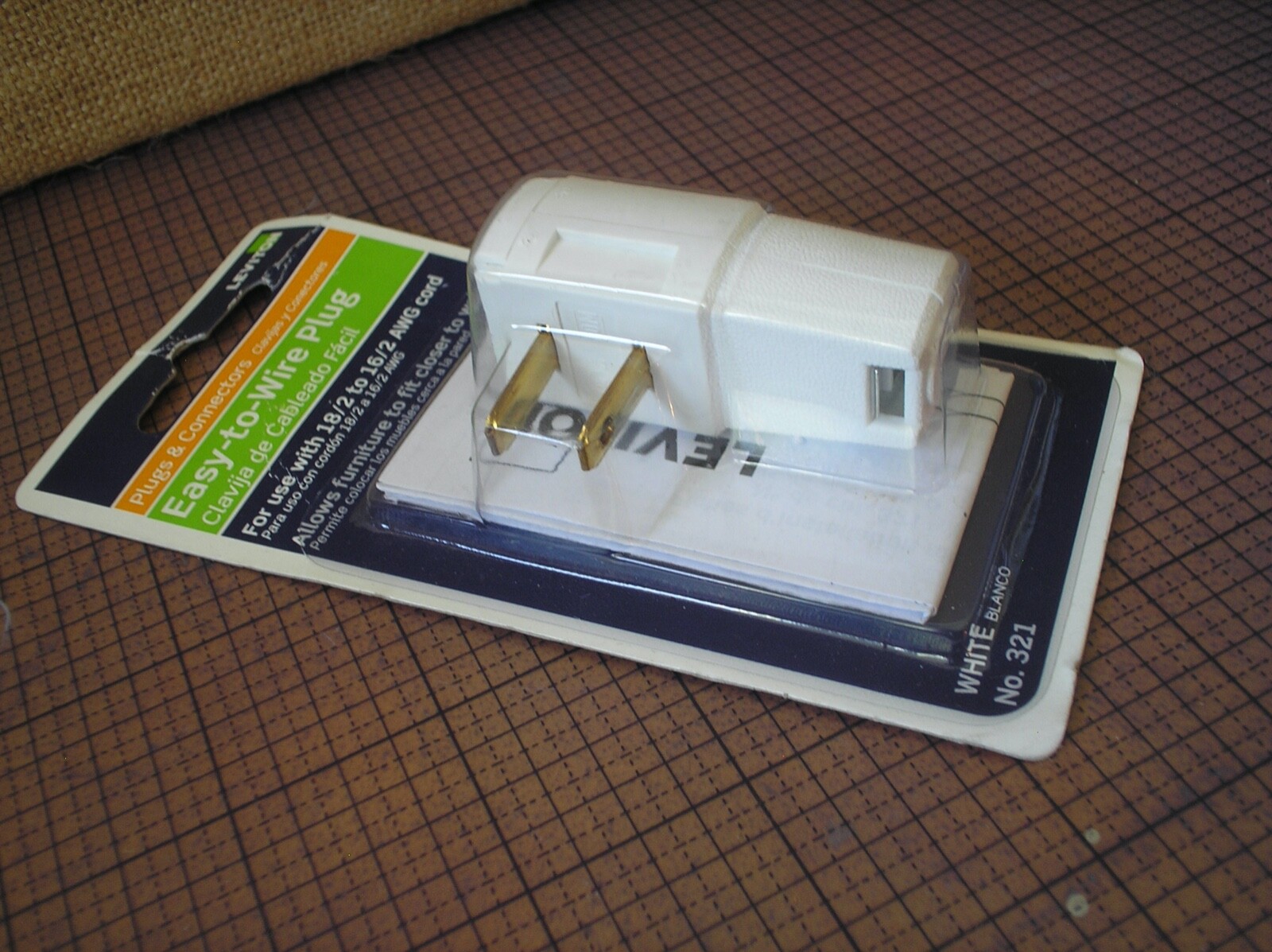 Leviton Easy-To-Wire Plug —- White —- No. 321 — New Old Stock